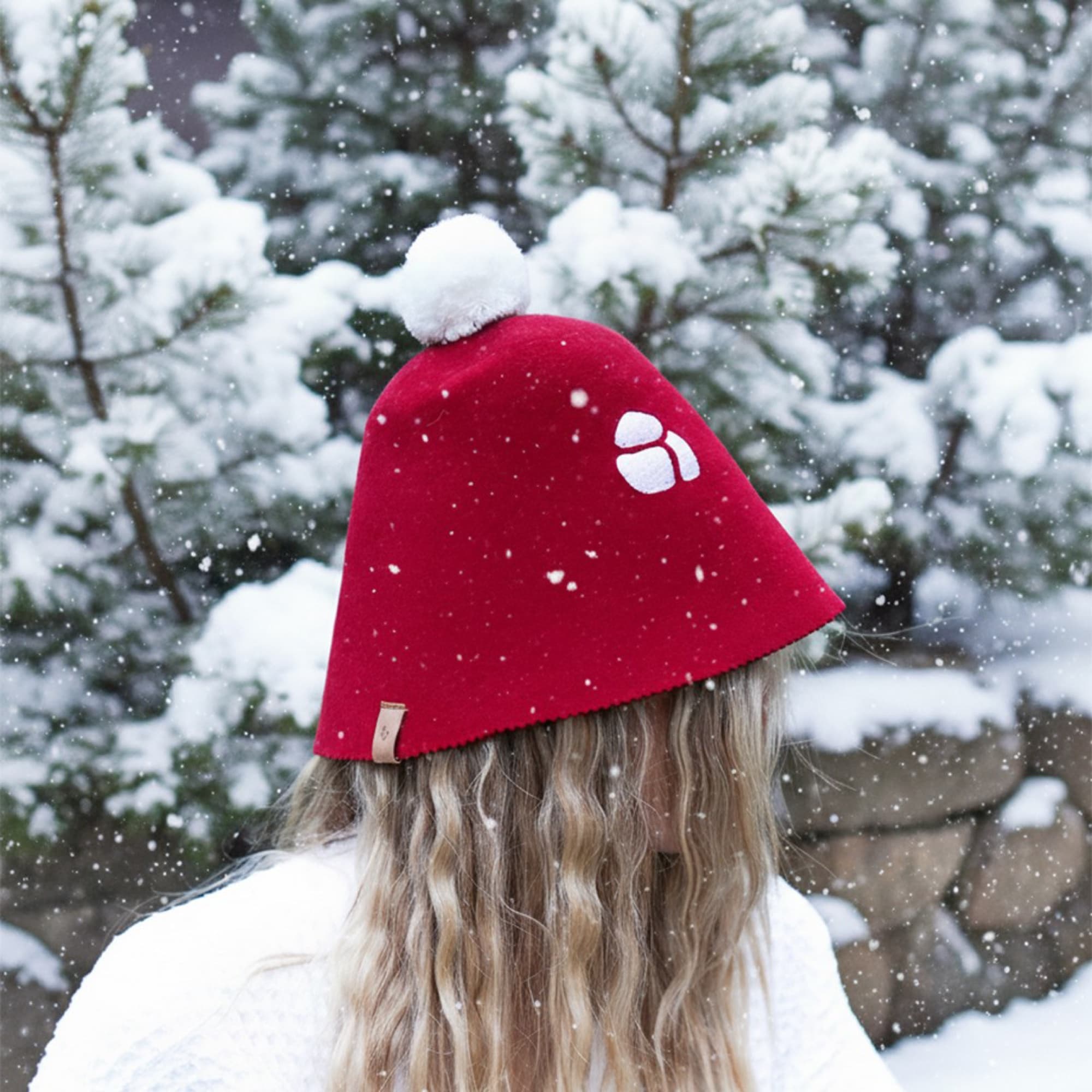 Röd bastumössa i snölandskap