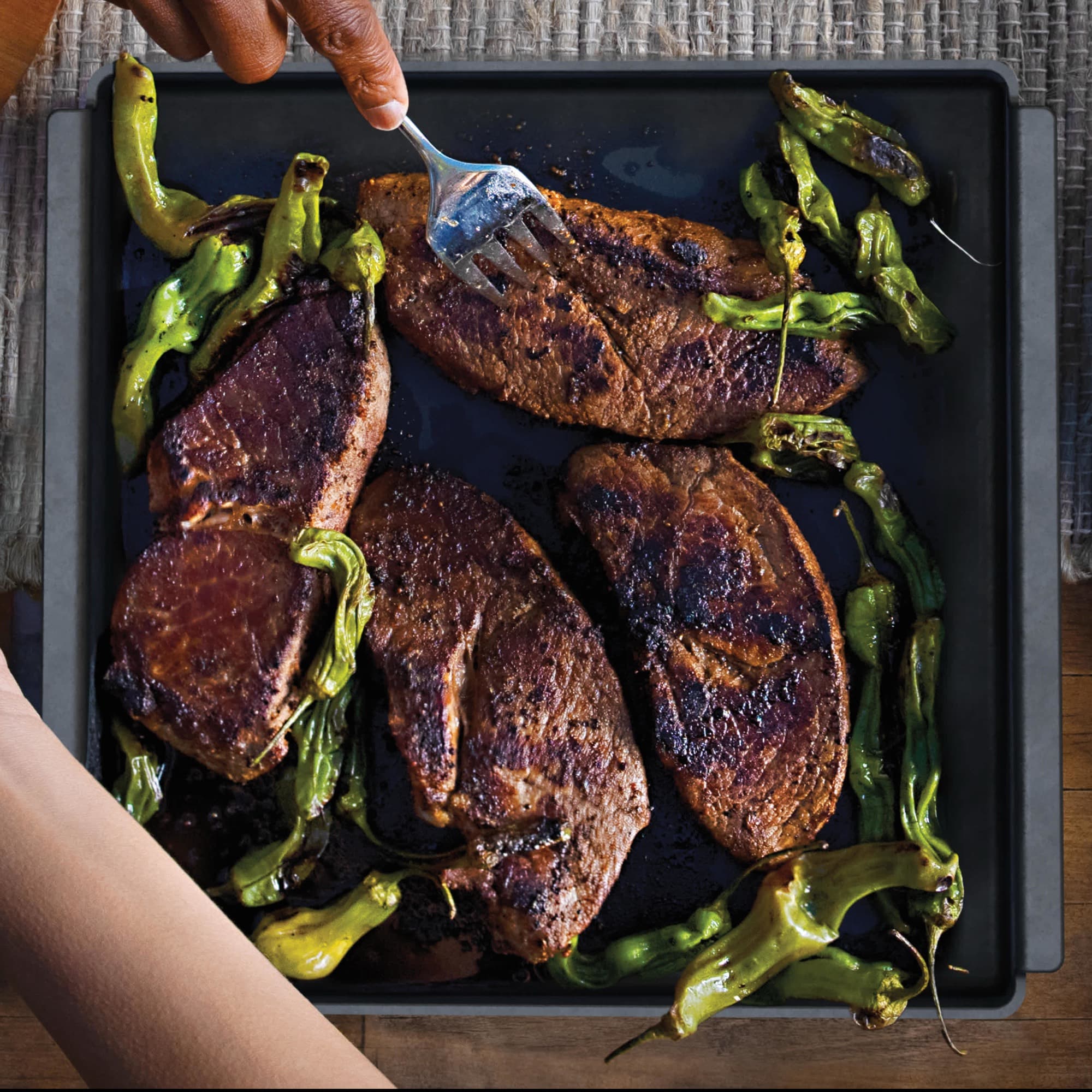 Grillat kött och grönsaker på plåten