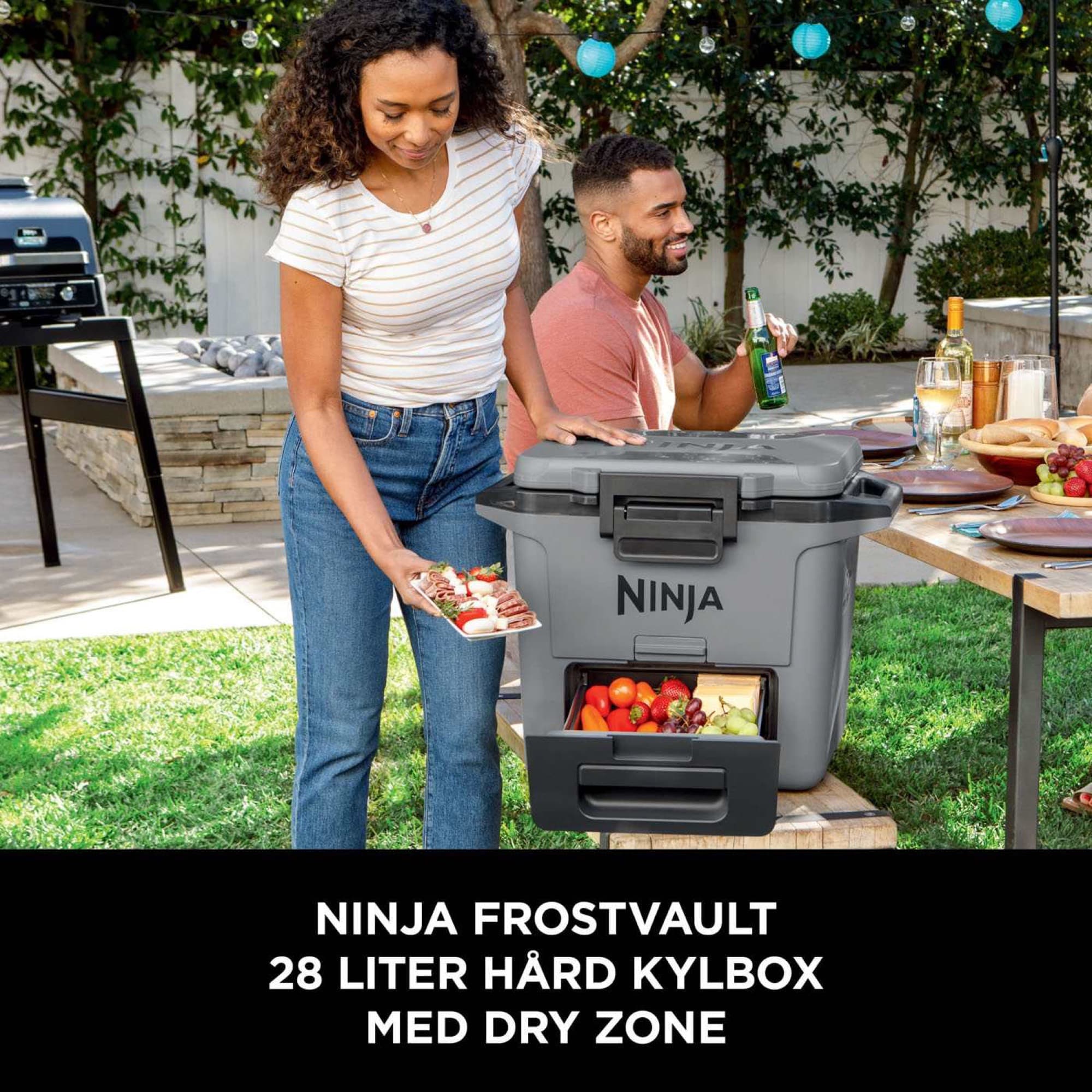 Kylboxen packas med mat i lådan