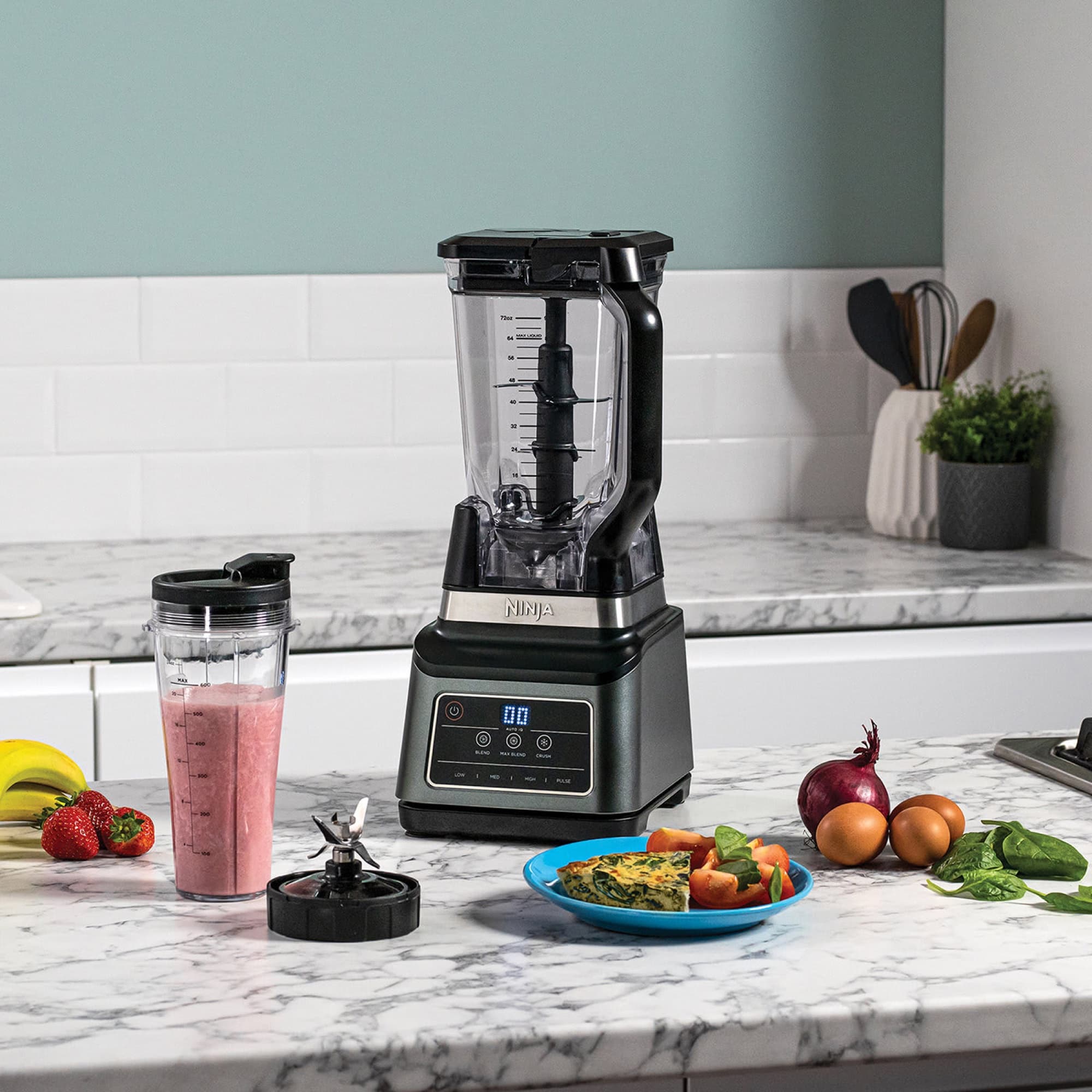 Smoothie, omelett och grönsaker vid blendern