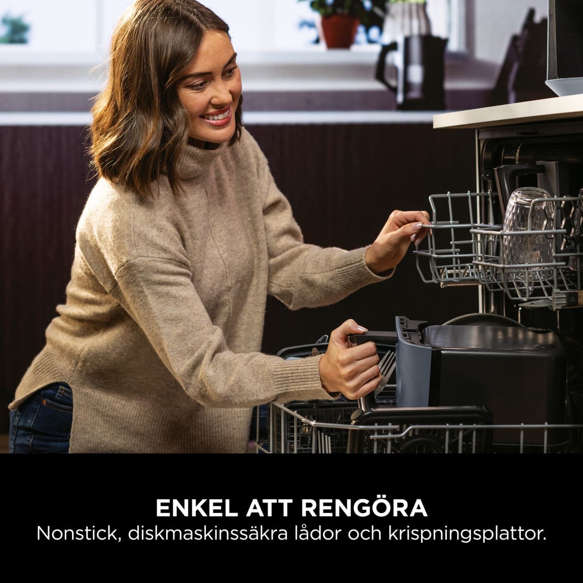 Kvinna som ställer en låda i diskmaskinen