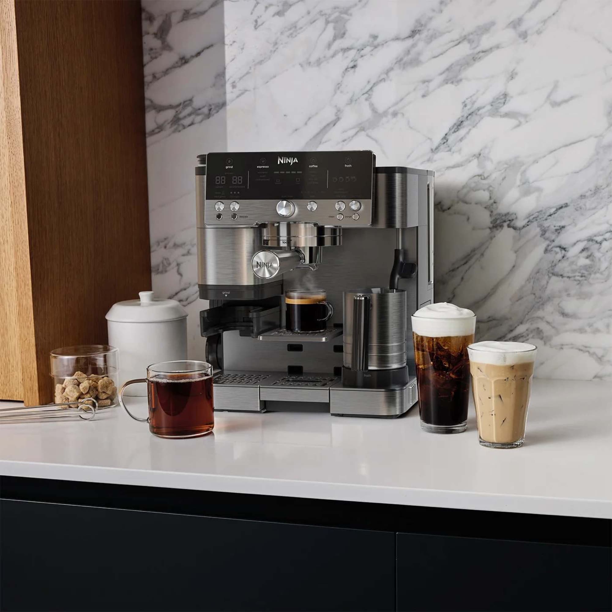 Kaffemaskinen på köksbänken med varma och kalla drycker