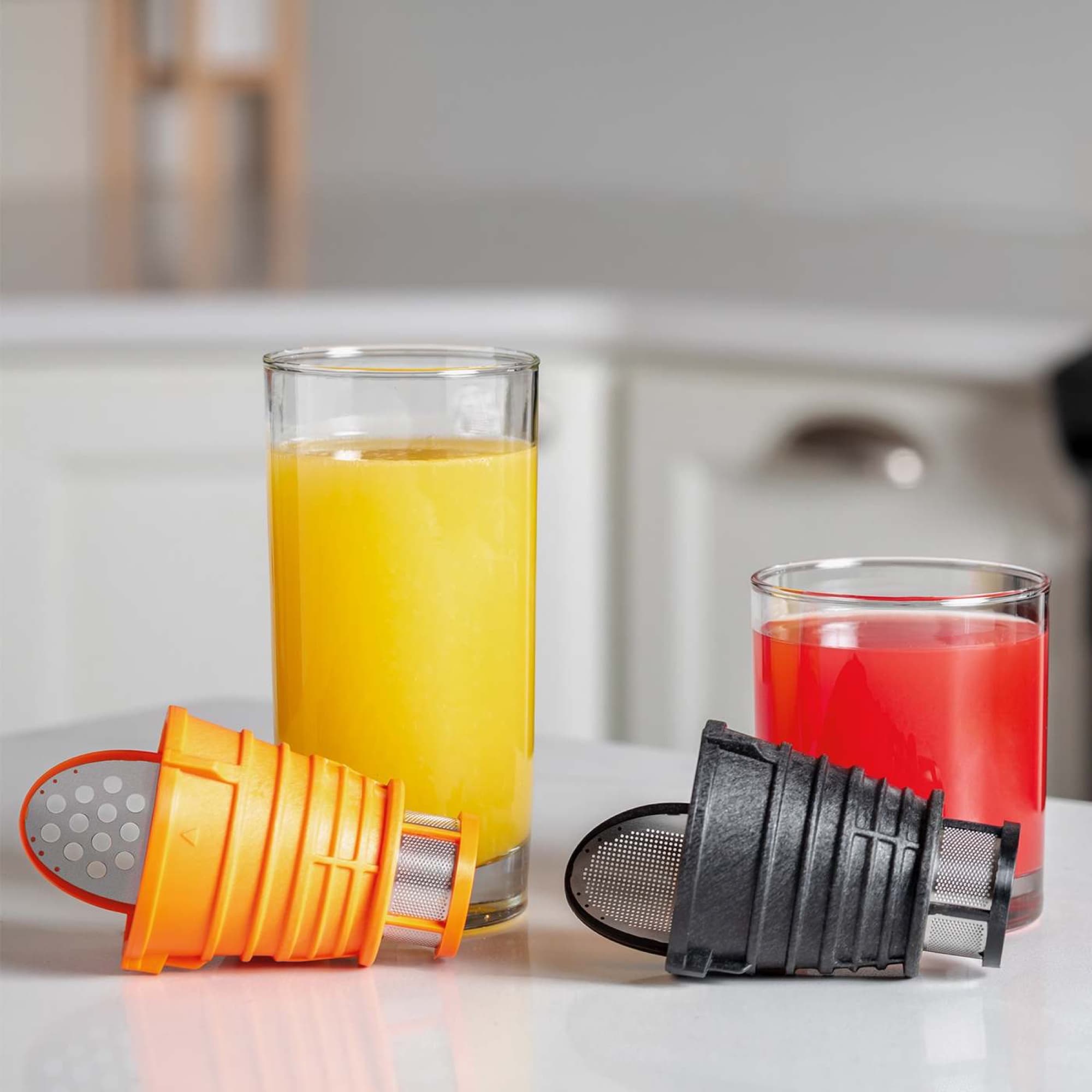 Apelsinjuice och röd juice med de två filtren