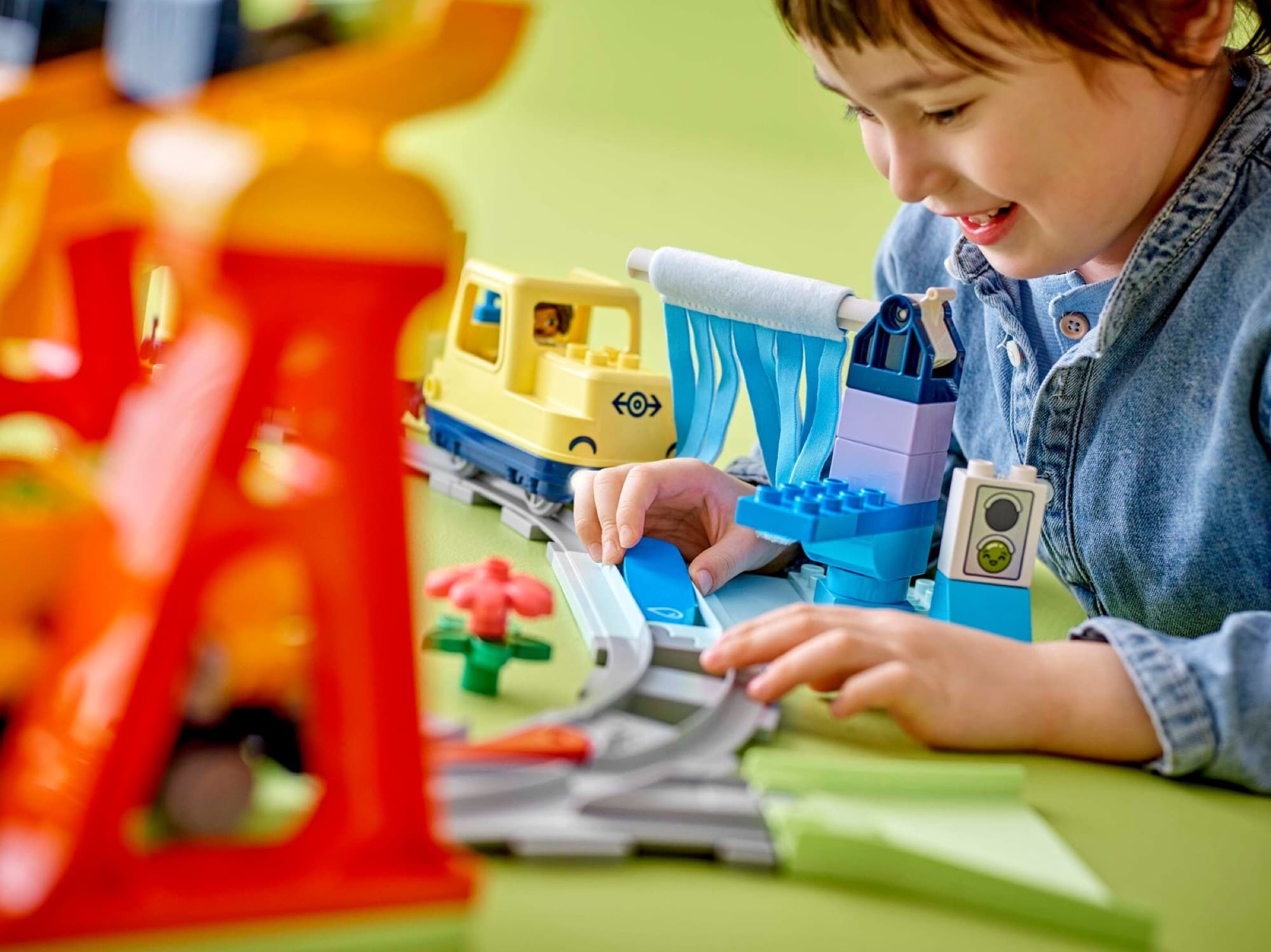Stort interaktivt pendeltåg i Duplo när det byggs och används