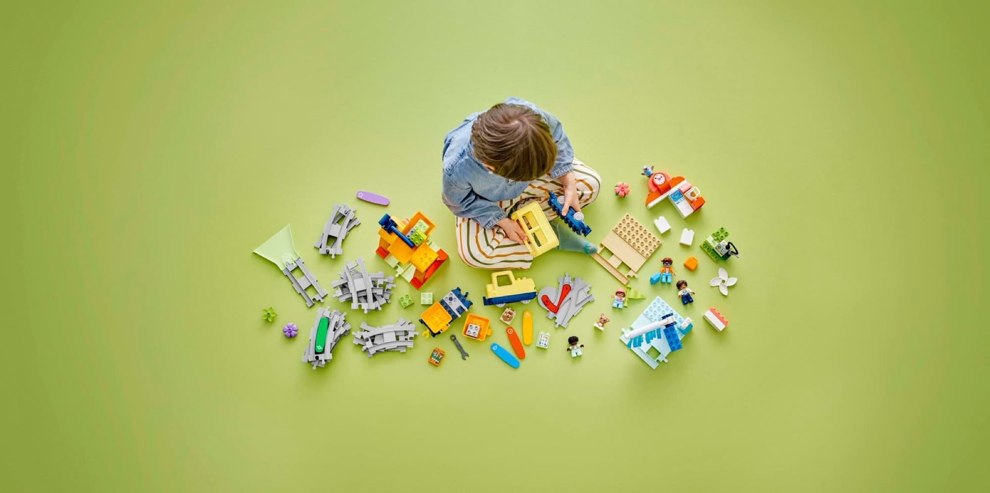 Stort interaktivt pendeltåg i Duplo när det byggs och används