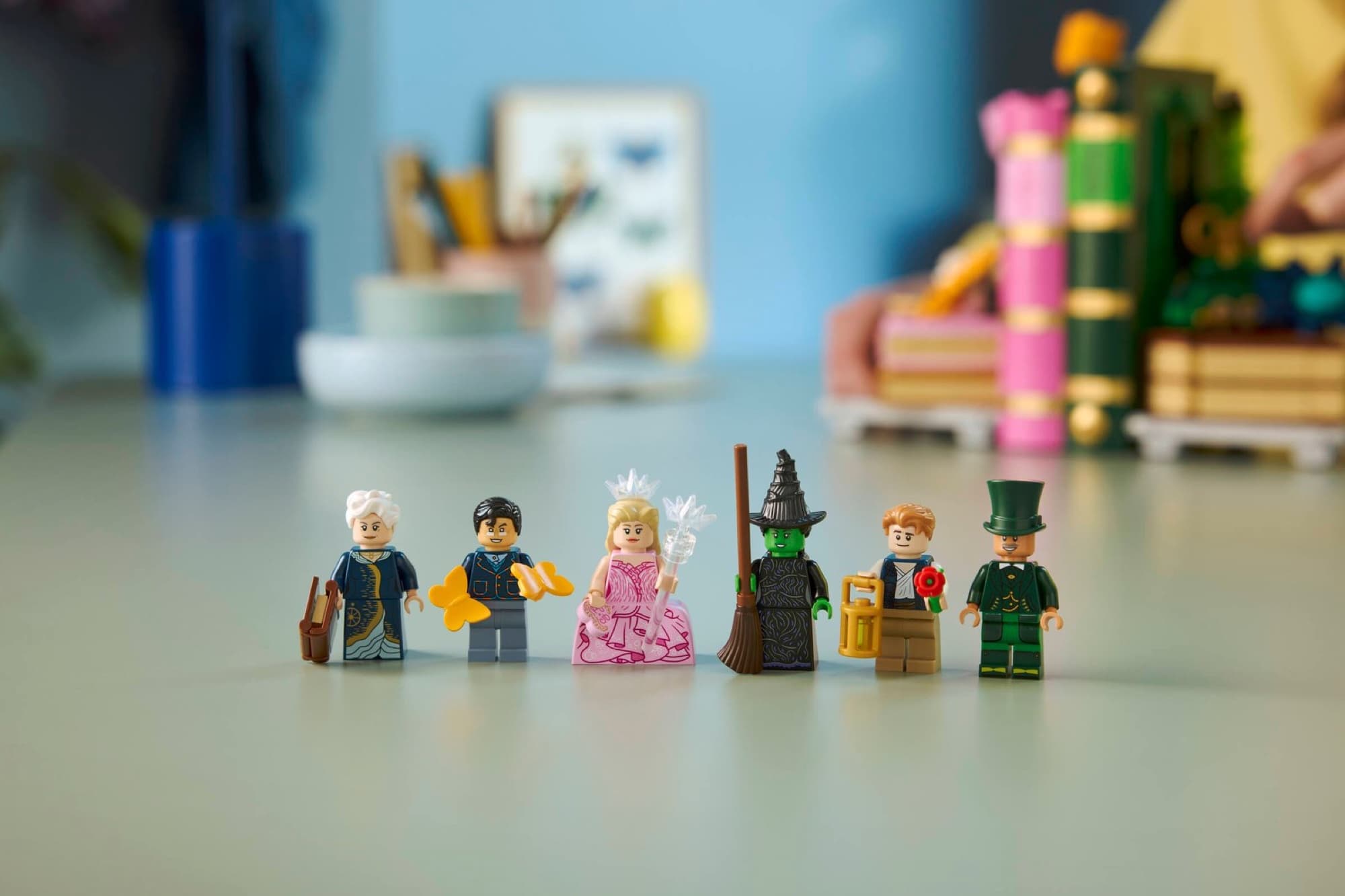 Wicked-bokstöd i LEGO när det byggs och används
