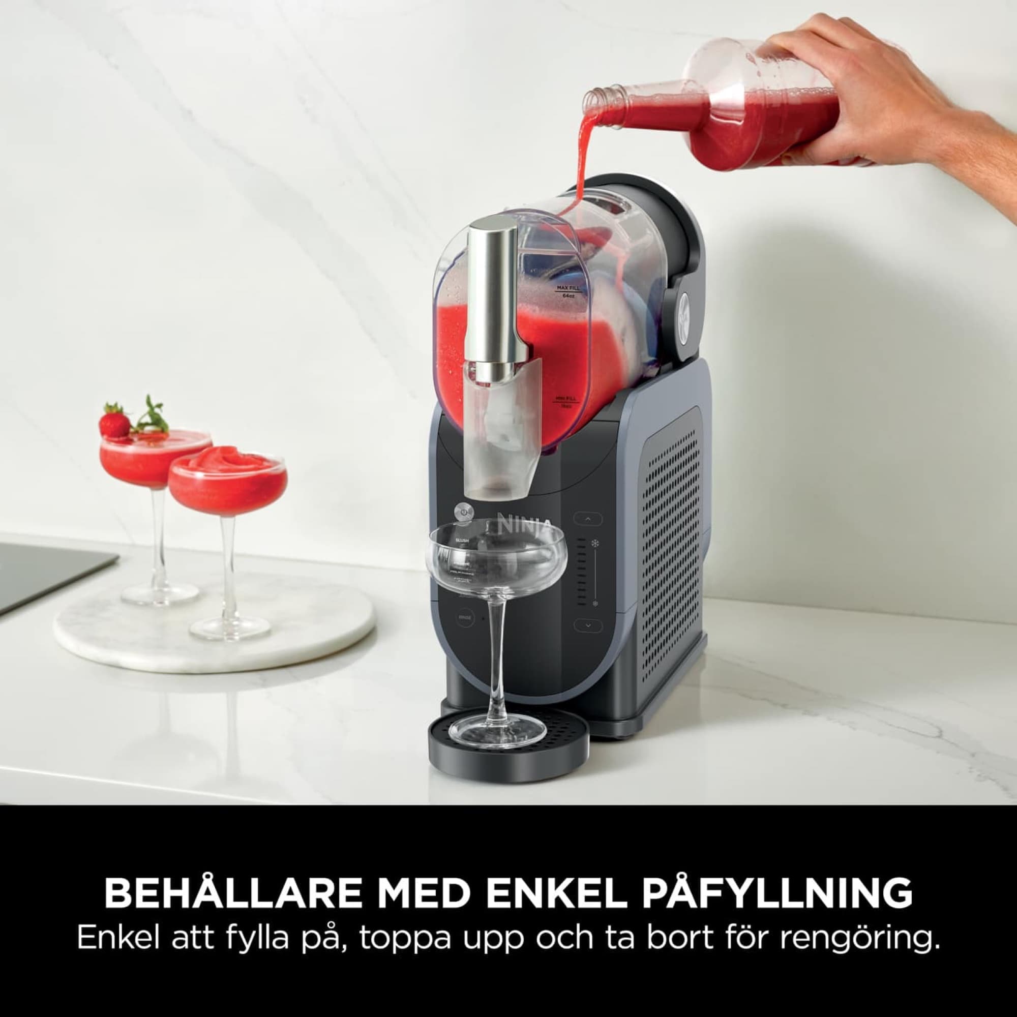 Vätska hälls i behållaren
