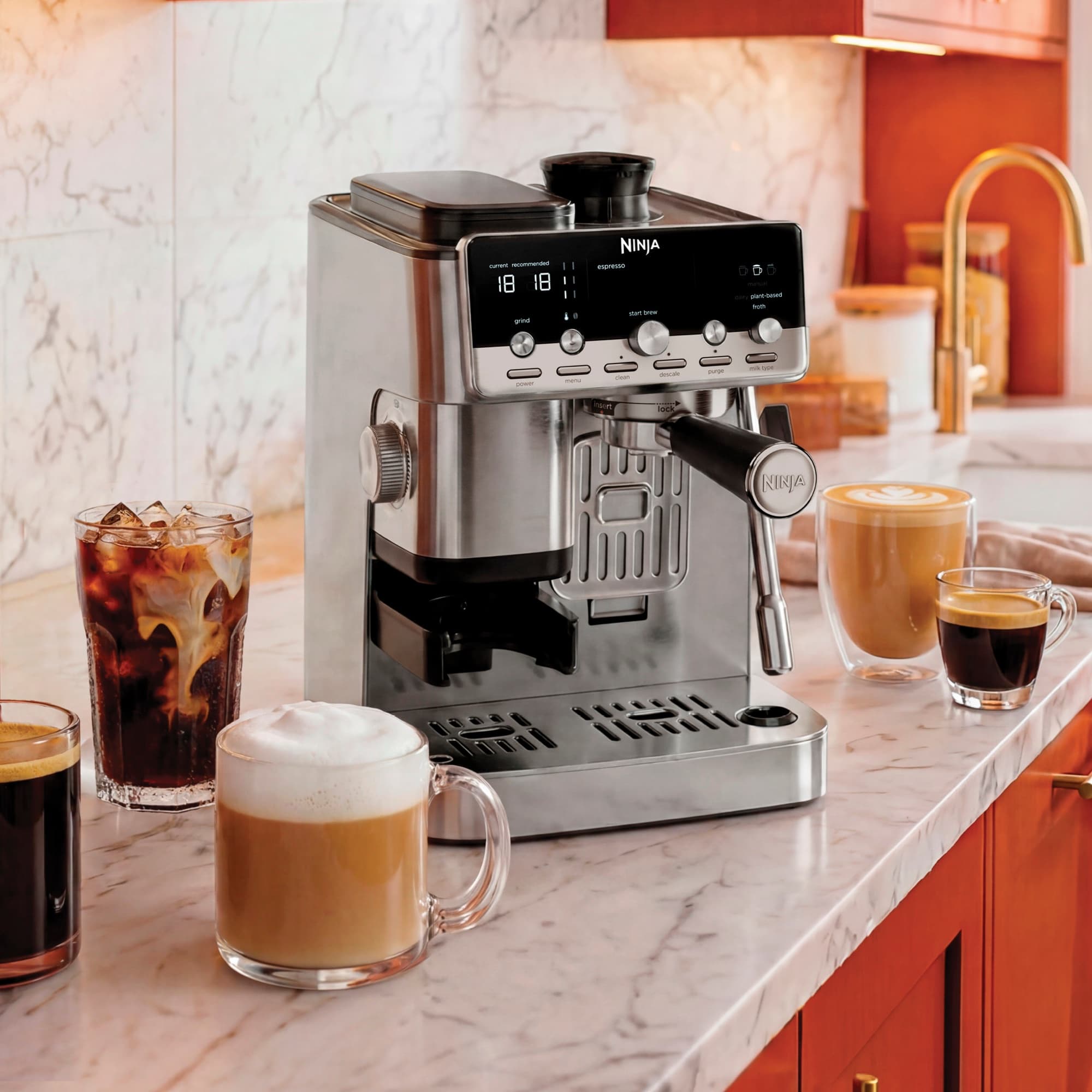 Espressomaskinen på en köksbänk i marmor