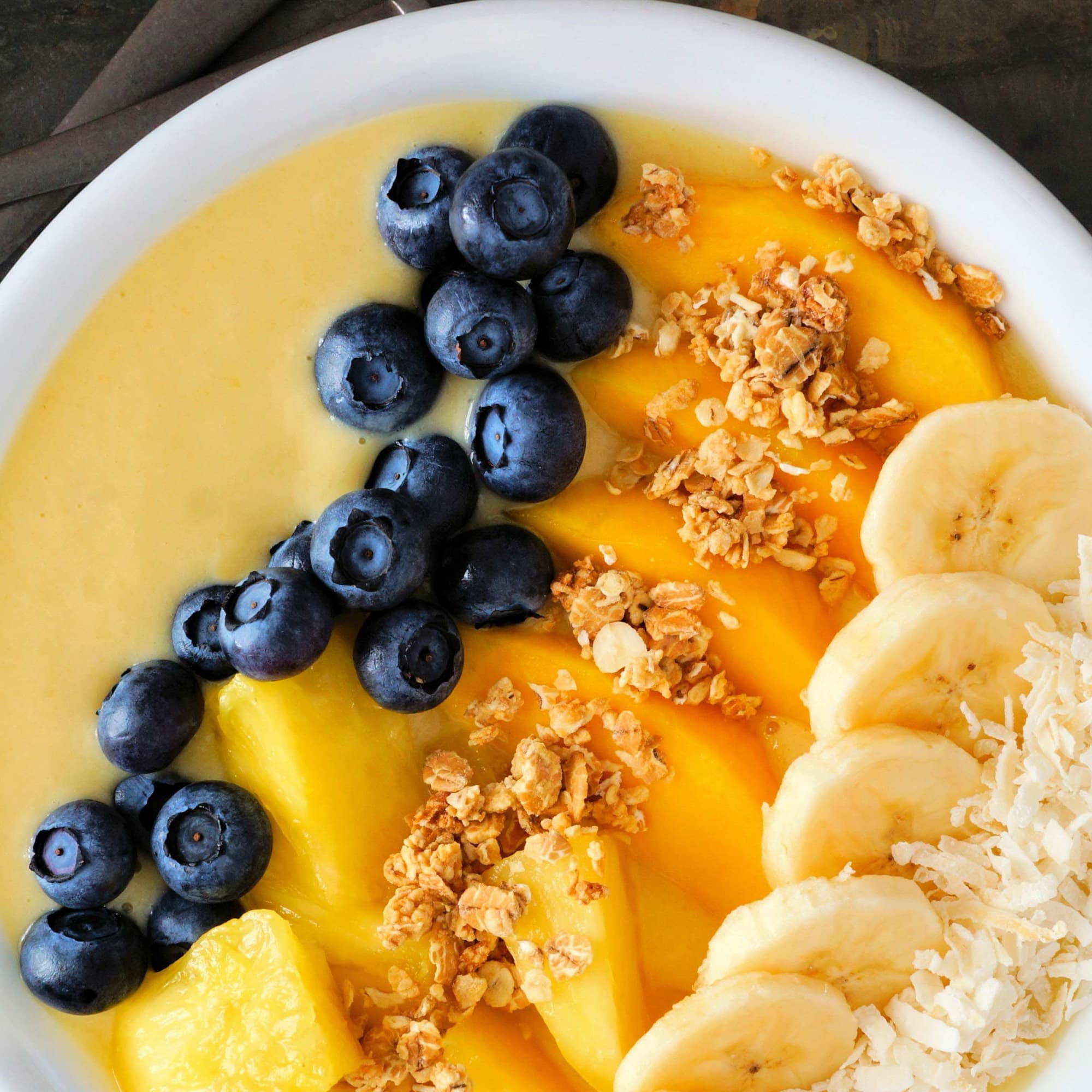 Smoothie bowl med mango, blåbär och banan