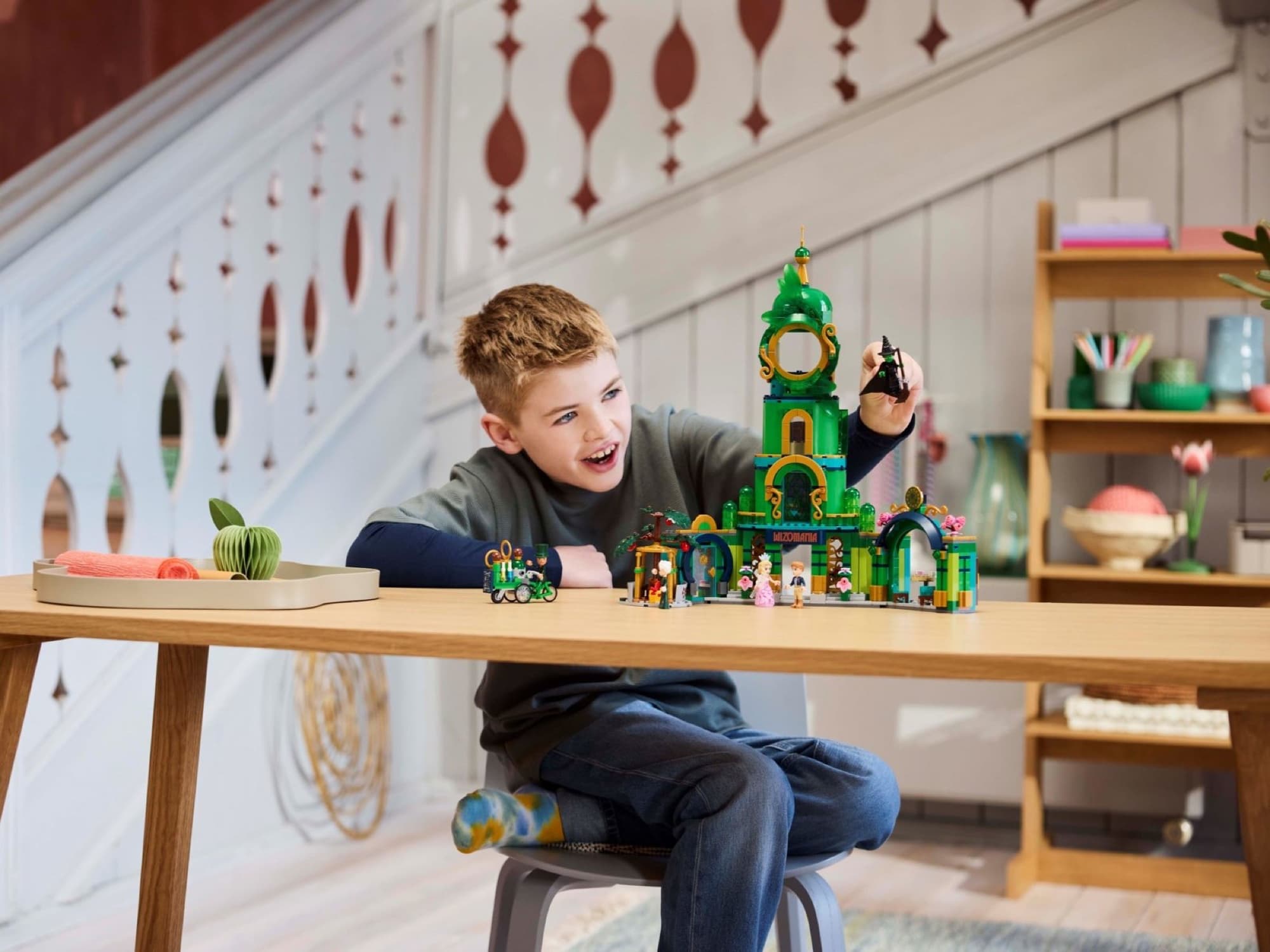Emerald City-tornet i LEGO när det byggs och används