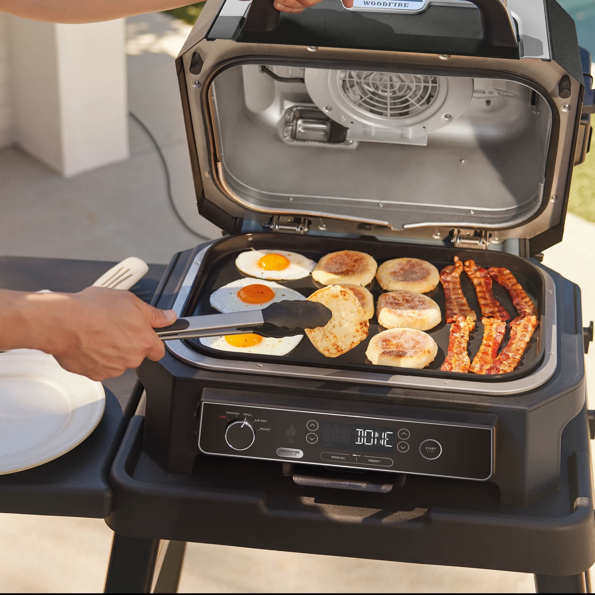 Ägg, bacon och pannkakor på stekplattan i XL-grillen