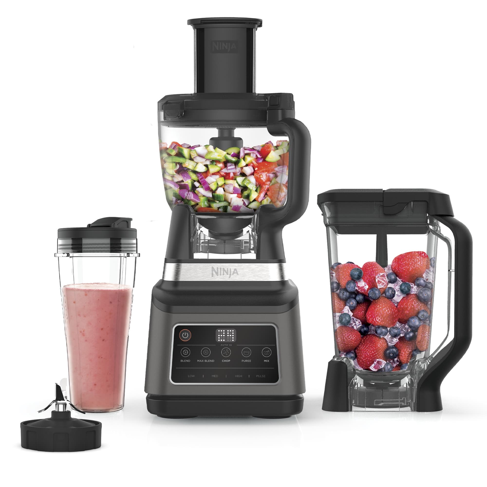 Matberedare med hackade grönsaker, smoothie och bärkanna