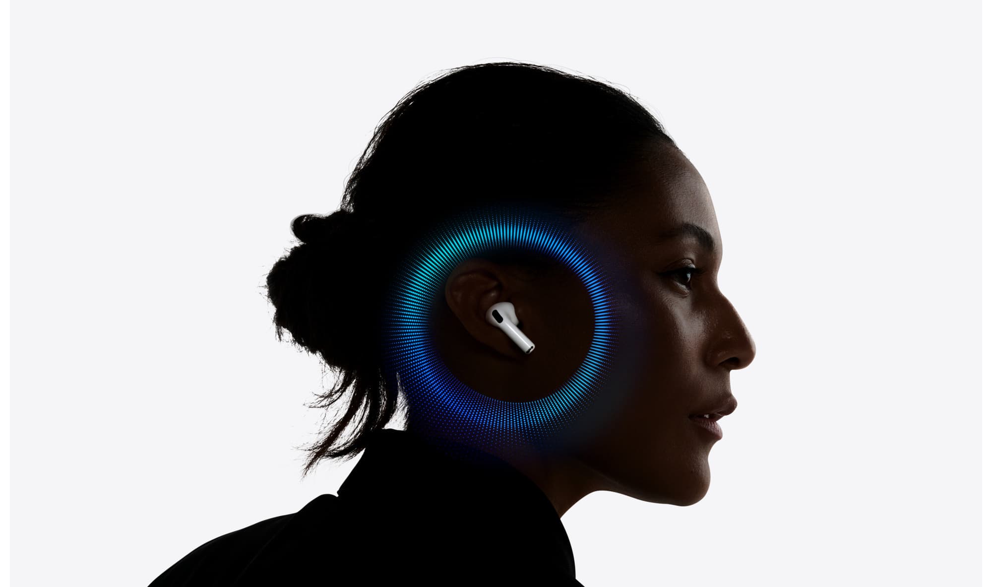 Profilbild av en person med AirPods Pro 3 i örat