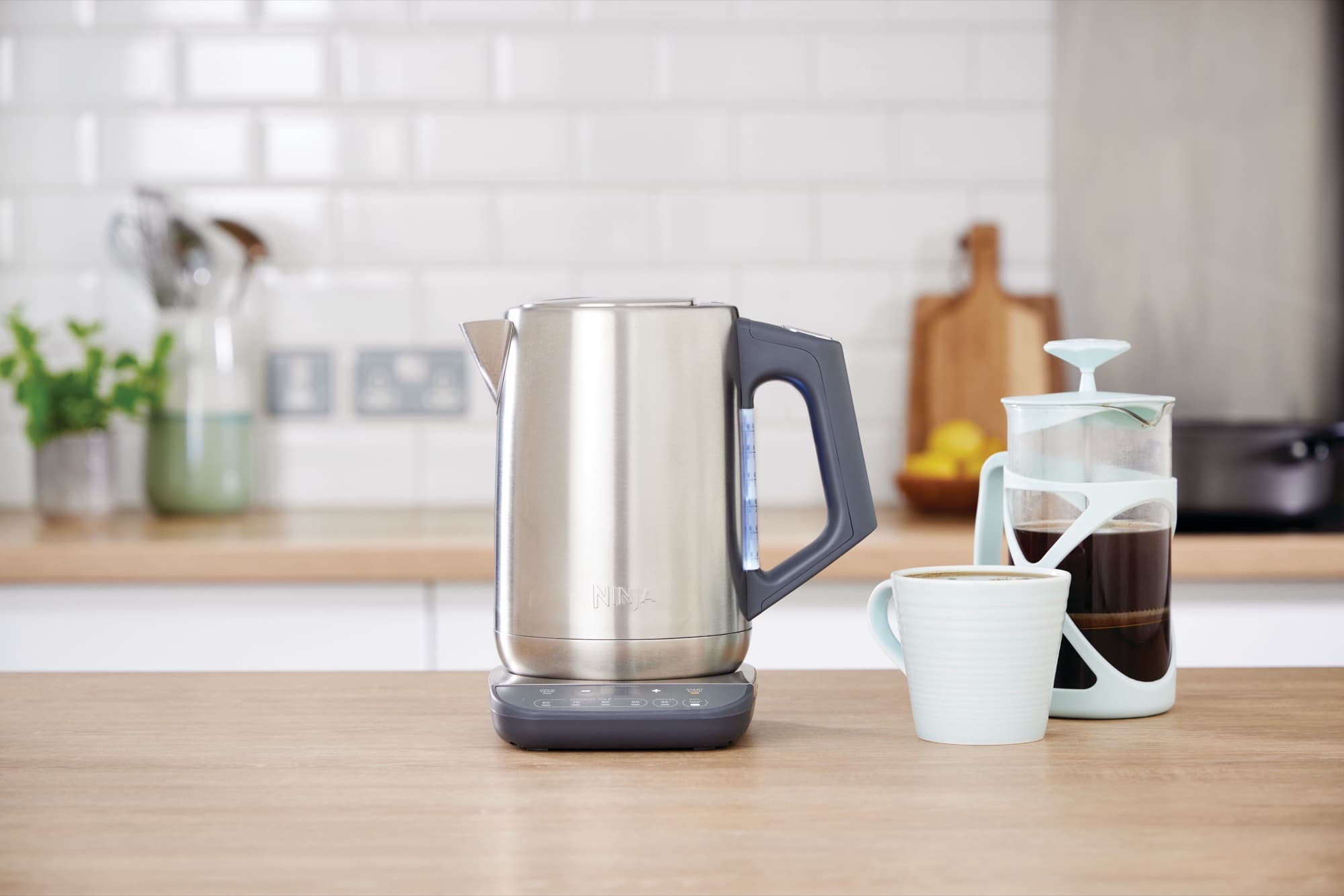 Vattenkokaren bredvid en presskanna med kaffe