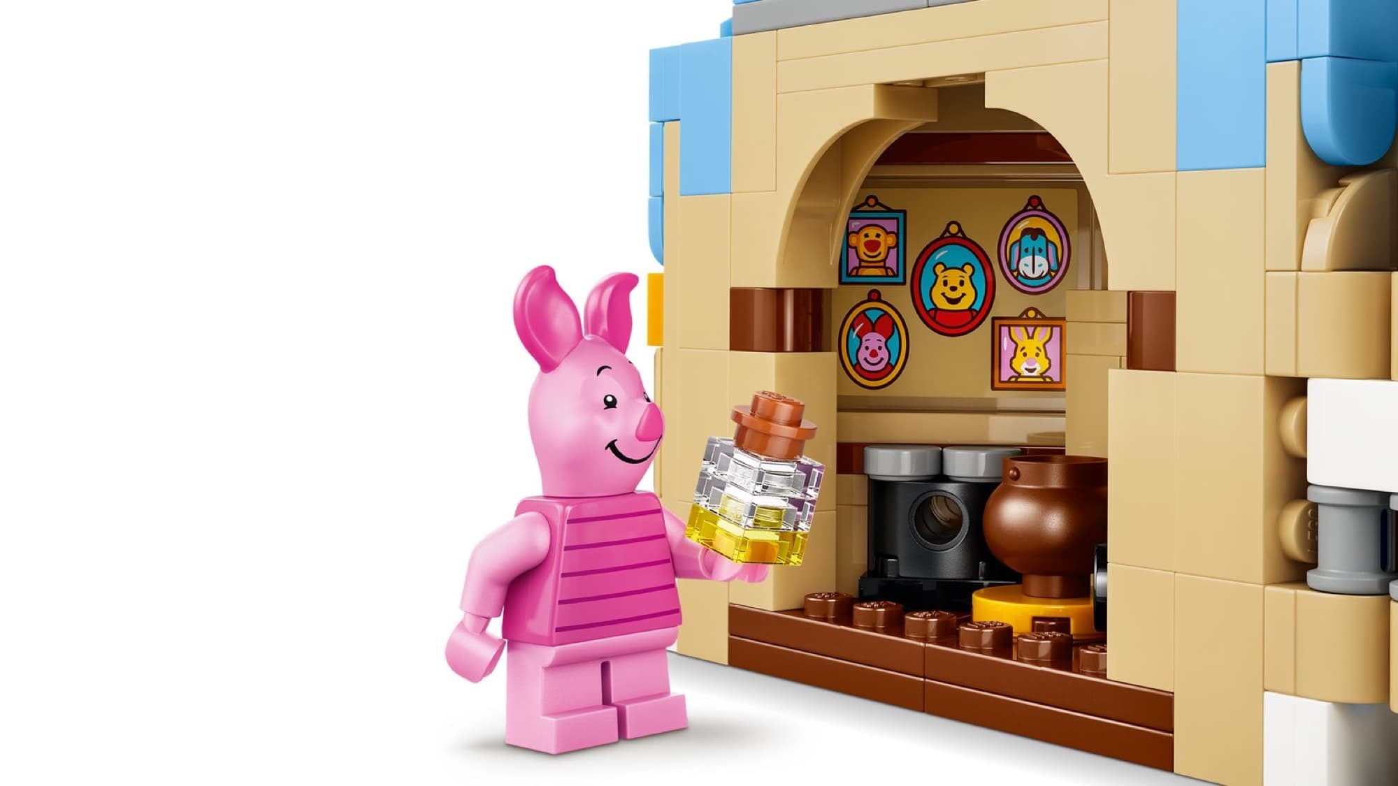 Piglet with birthday cake – detail 5