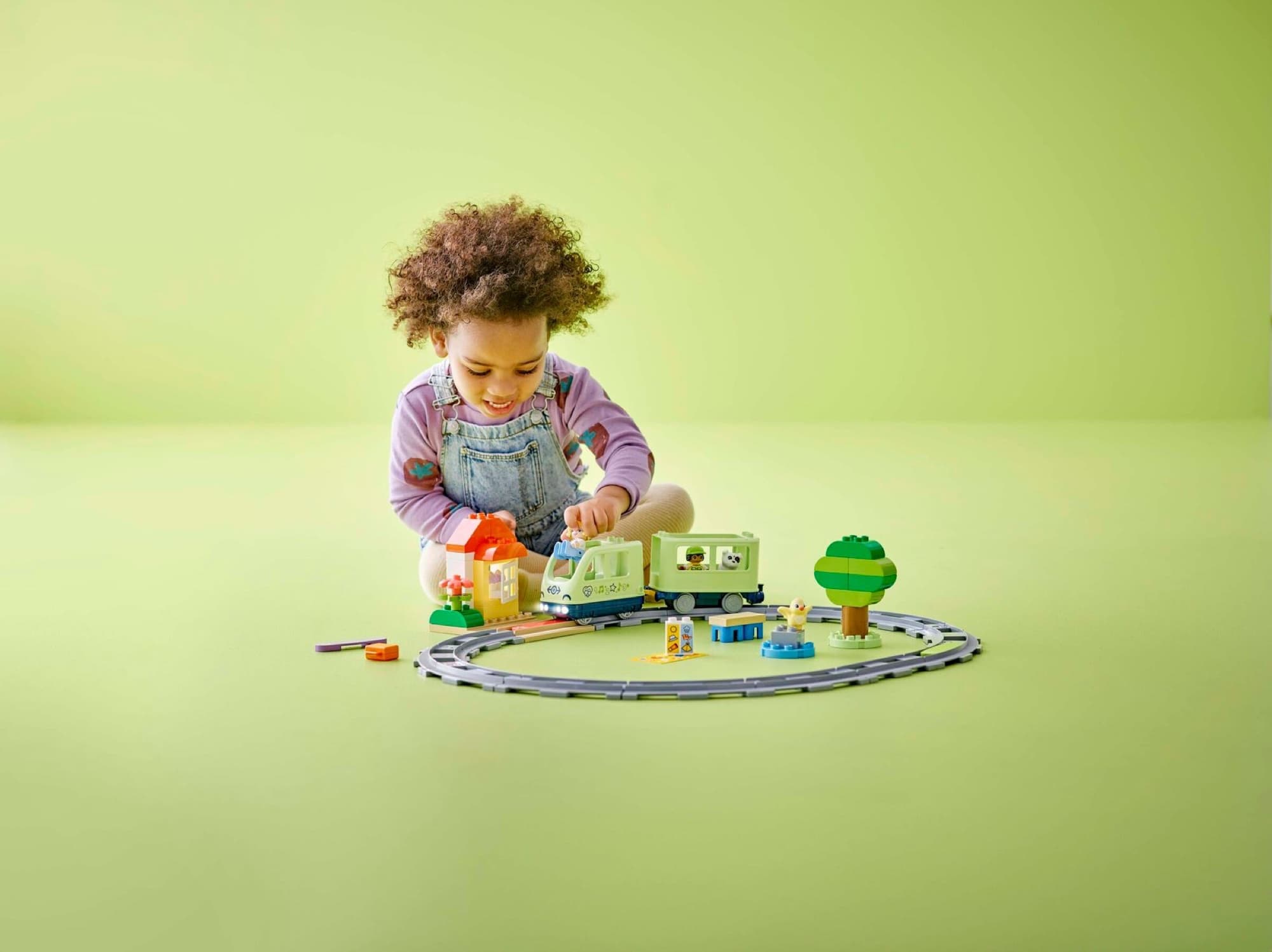 Interaktivt äventyrståg i Duplo när det byggs och används