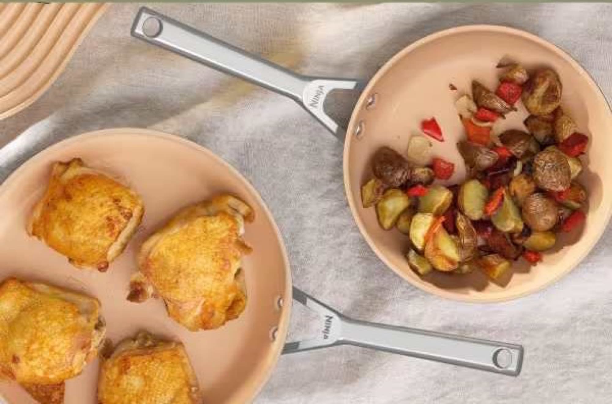 Kycklingfilé och stekt potatis i pannan