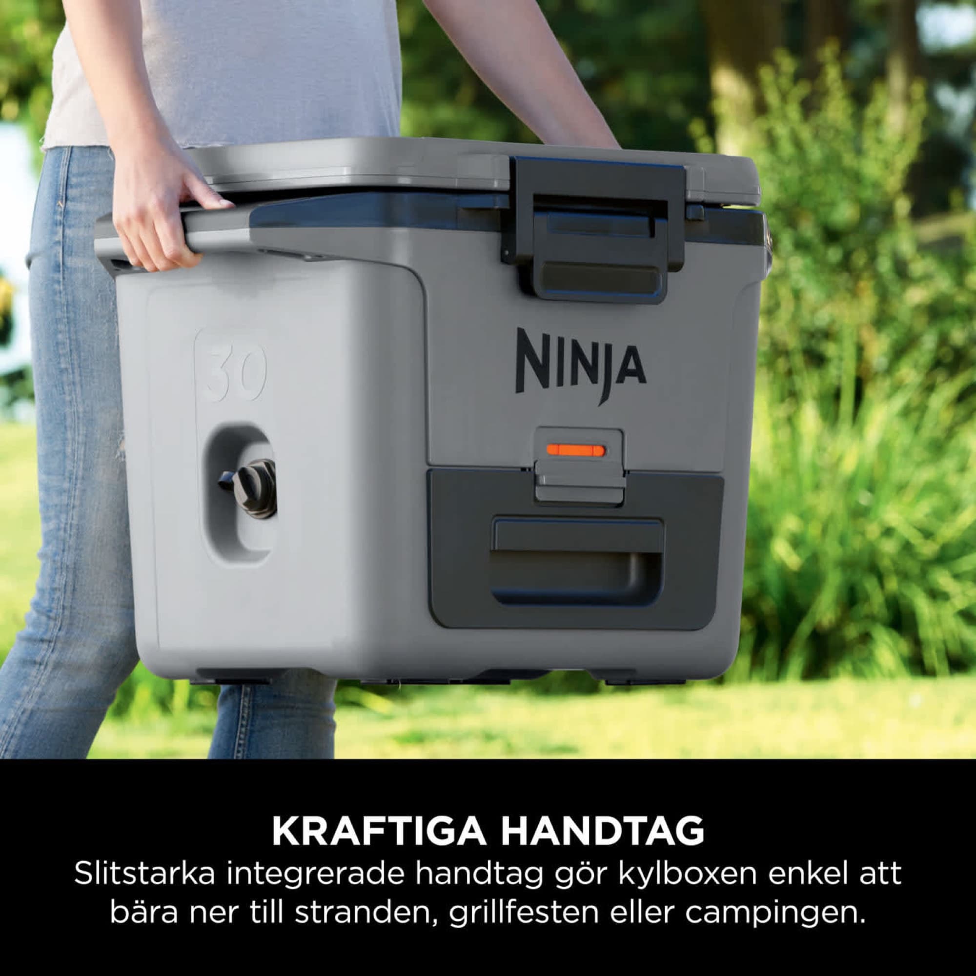 Kylboxen bärs i de gjutna handtagen