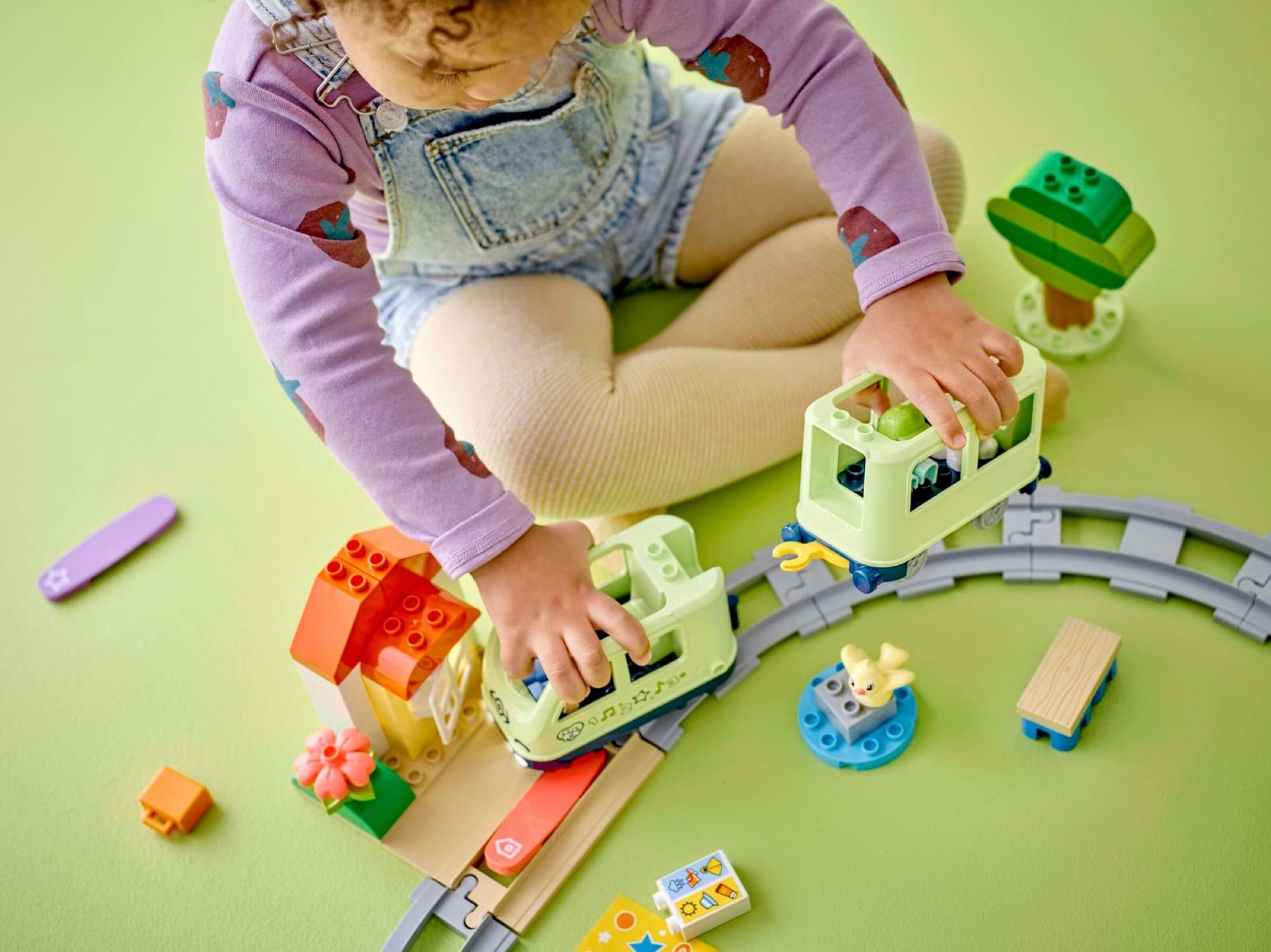 Interaktivt äventyrståg i Duplo när det byggs och används
