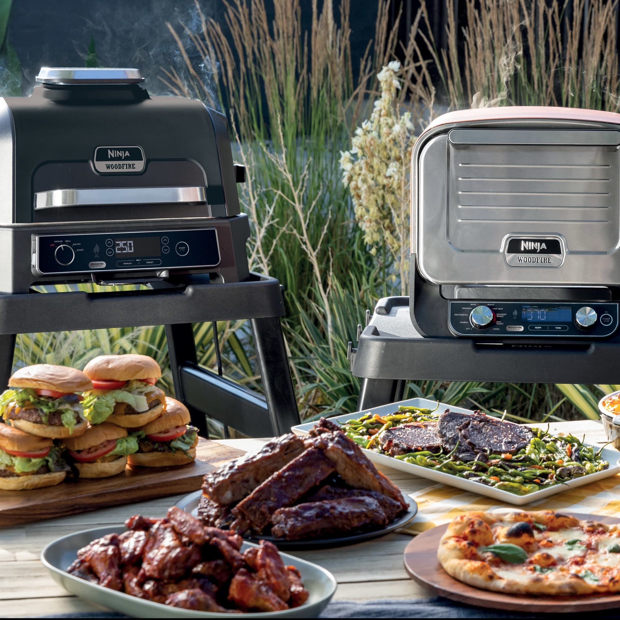 Woodfire-grill och utomhusugn på varsitt ställ vid ett dukat bord