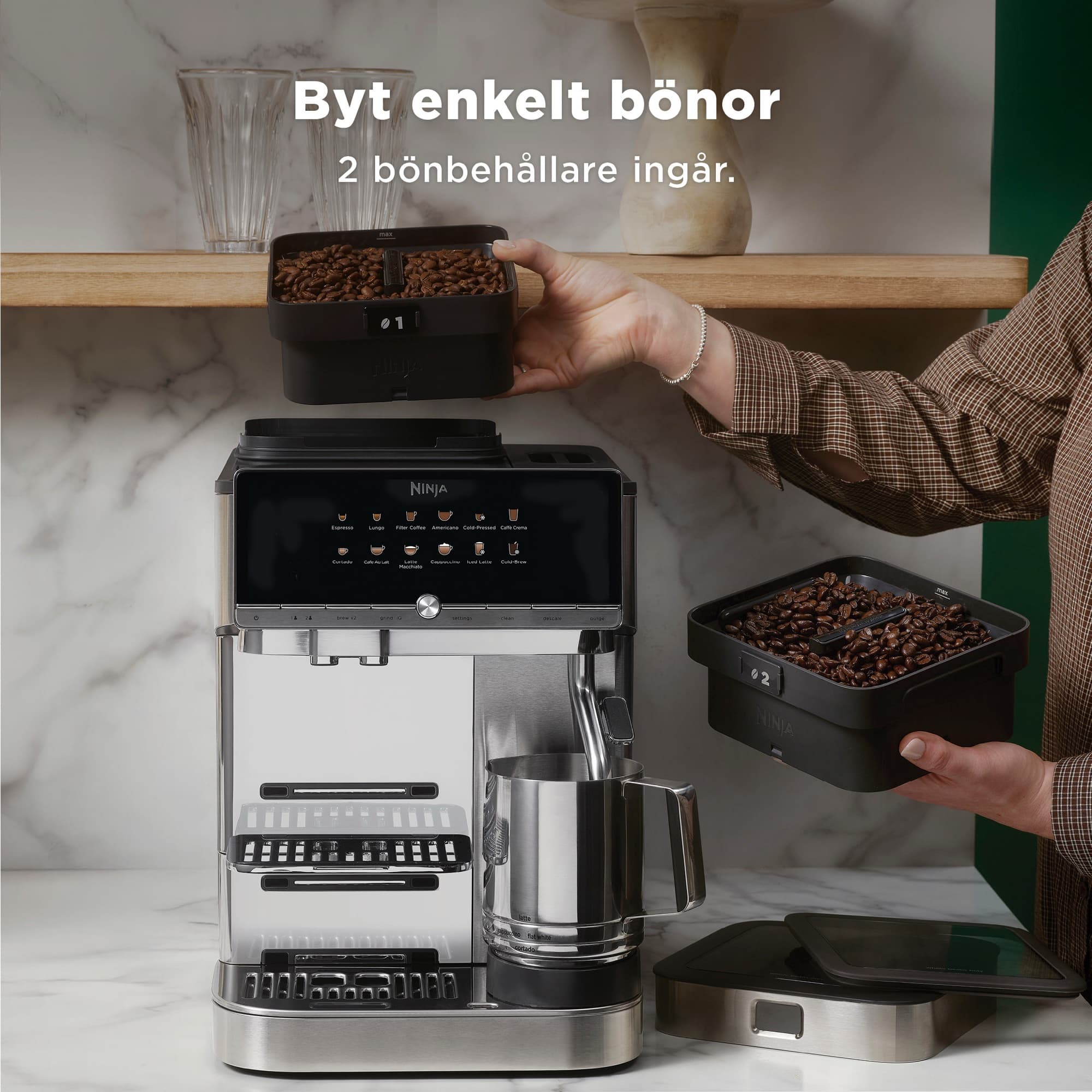 Två bönbehållare som byts med ett lyft