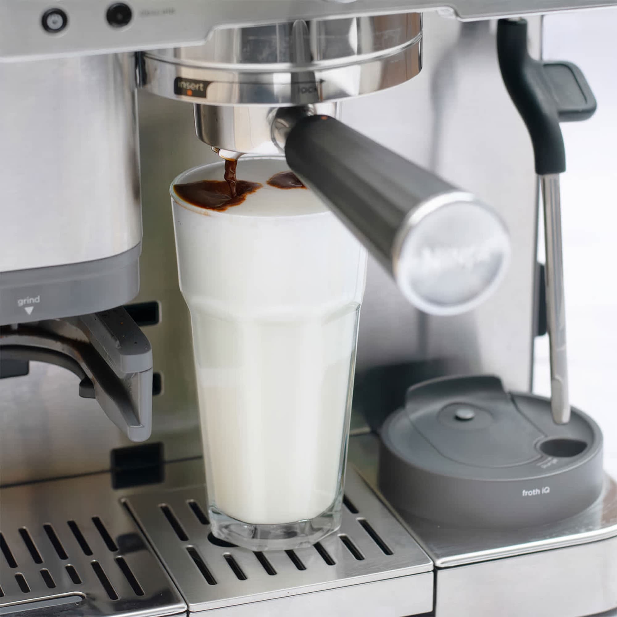 Kaffe bryggs ner i ett glas med mjölk