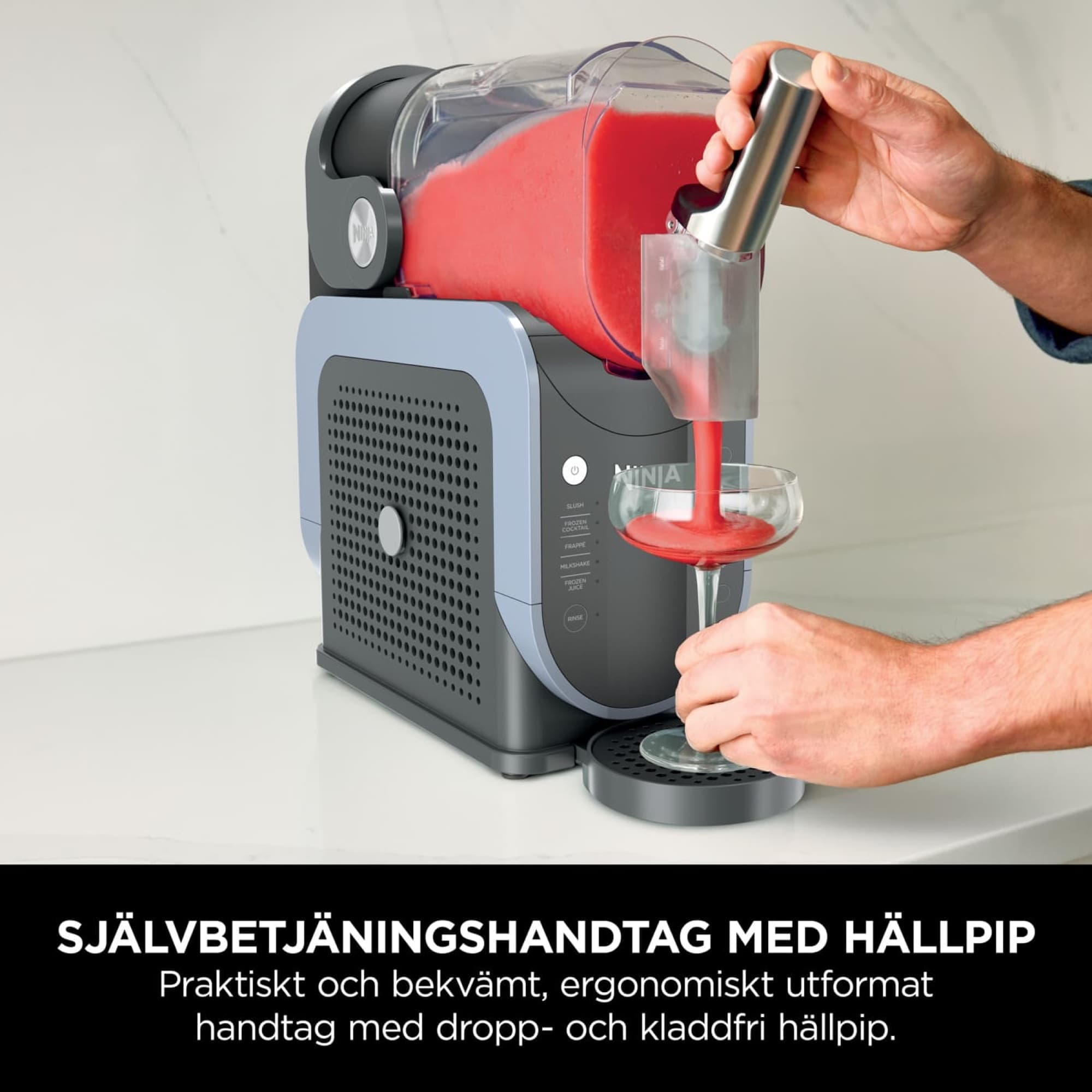 Slush tappas i ett glas med handtaget