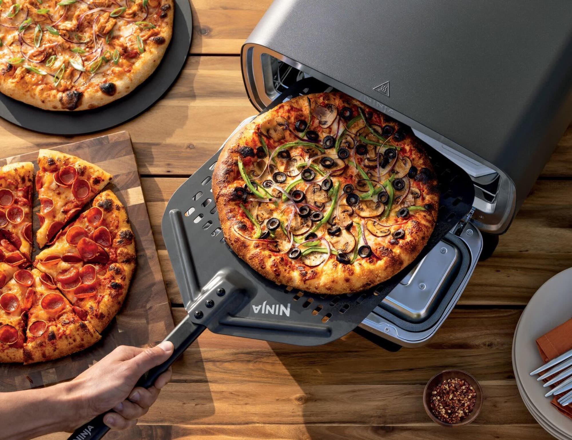 Pizzor på en spade och ett träbord