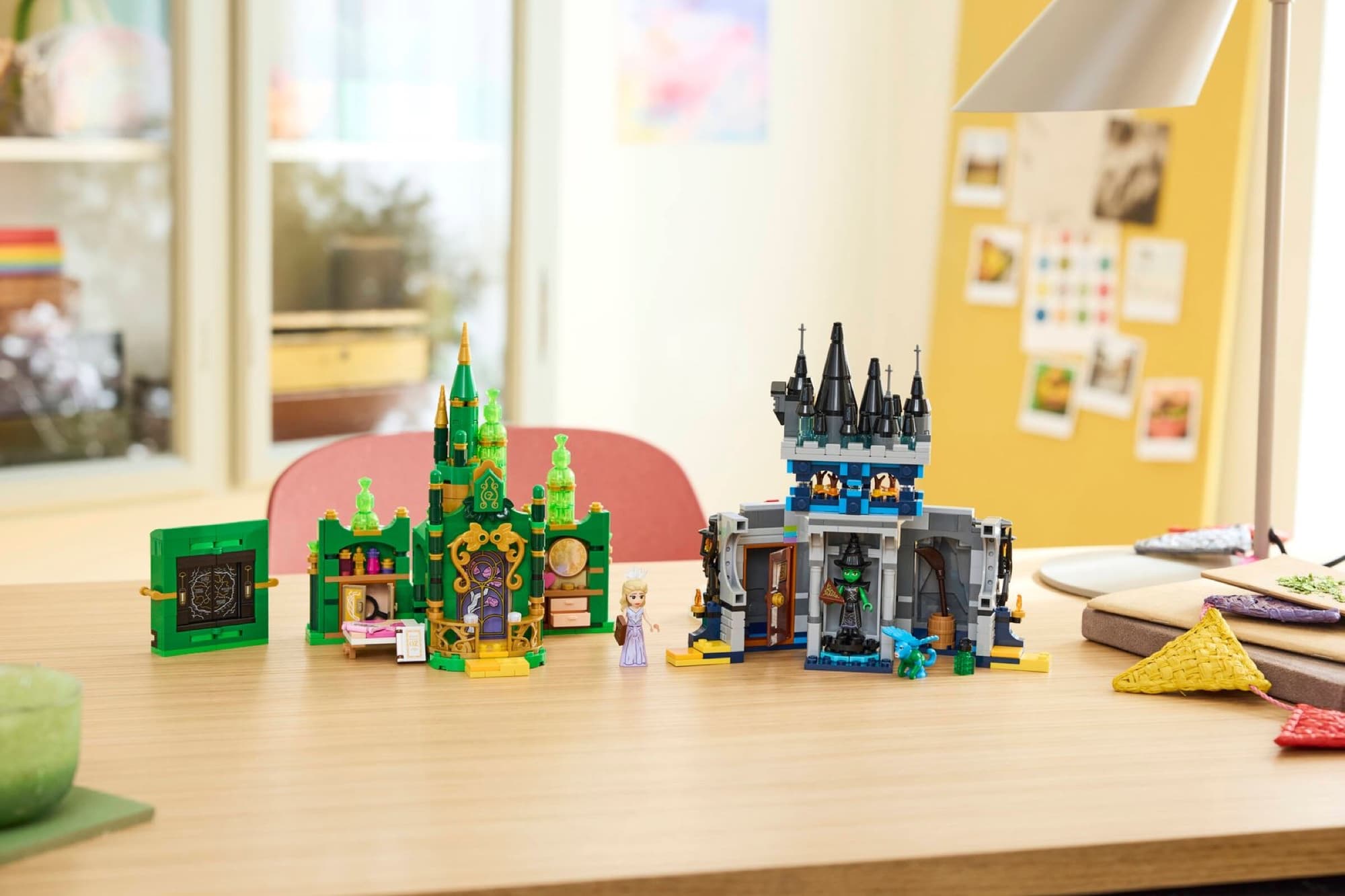 Emerald City och Kiamo Ko i LEGO när det byggs och används