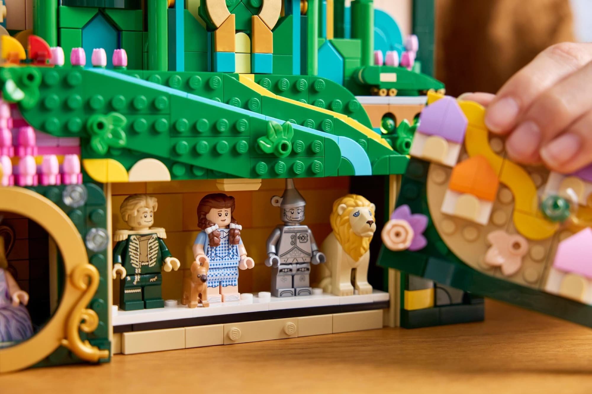 Wicked-tavla i LEGO när det byggs och används