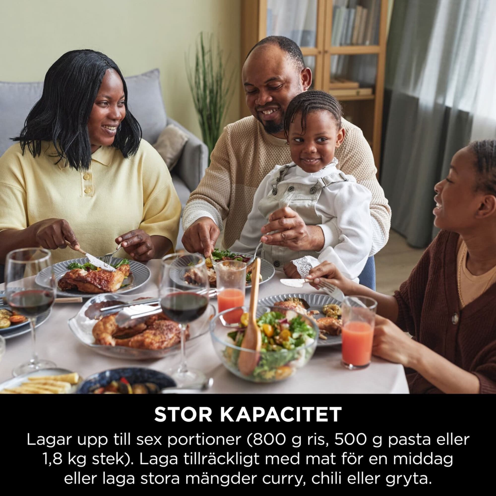 Familj äter middag tillsammans