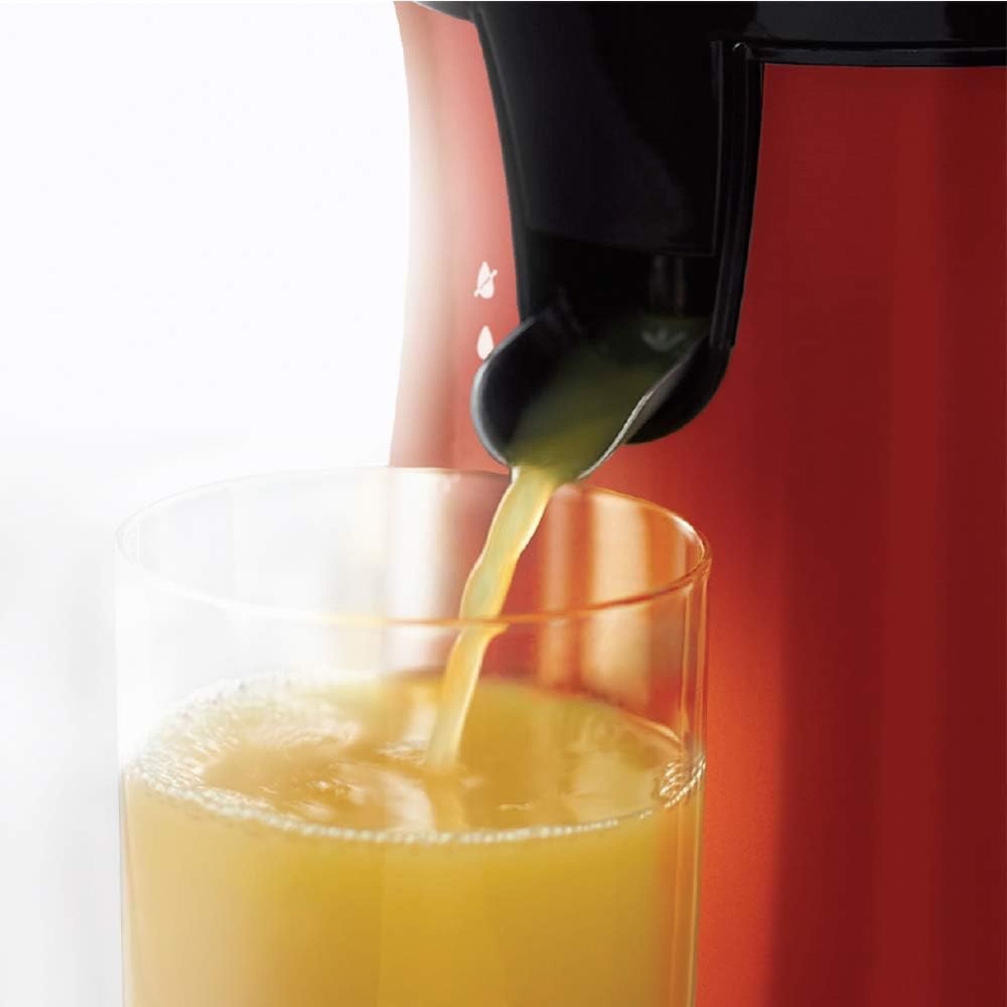 Juicen rinner i glaset