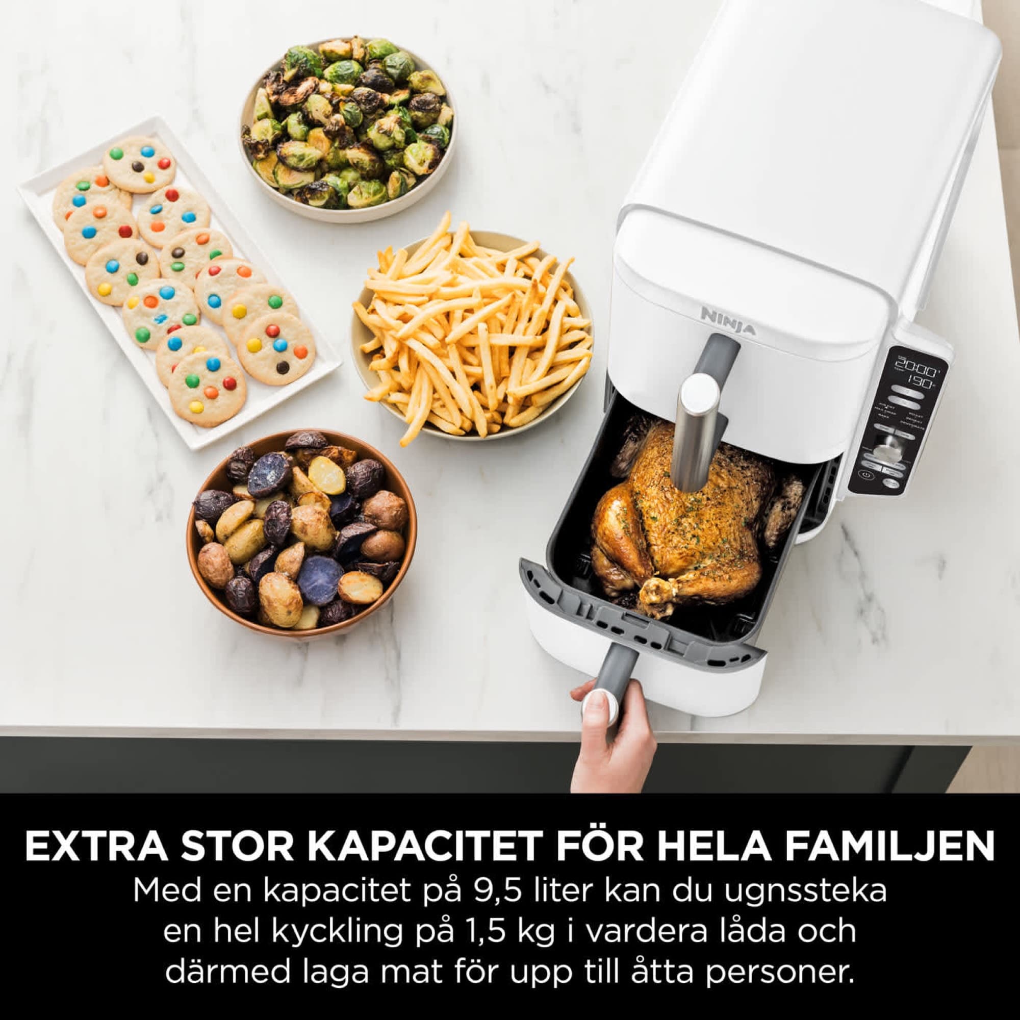 Kyckling i den nedre lådan, pommes och kakor bredvid