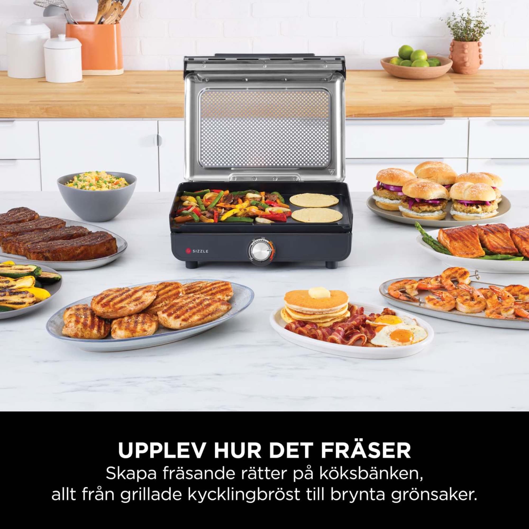 Grillen på köksbänken med grillat kött, grönsaker och pannkakor