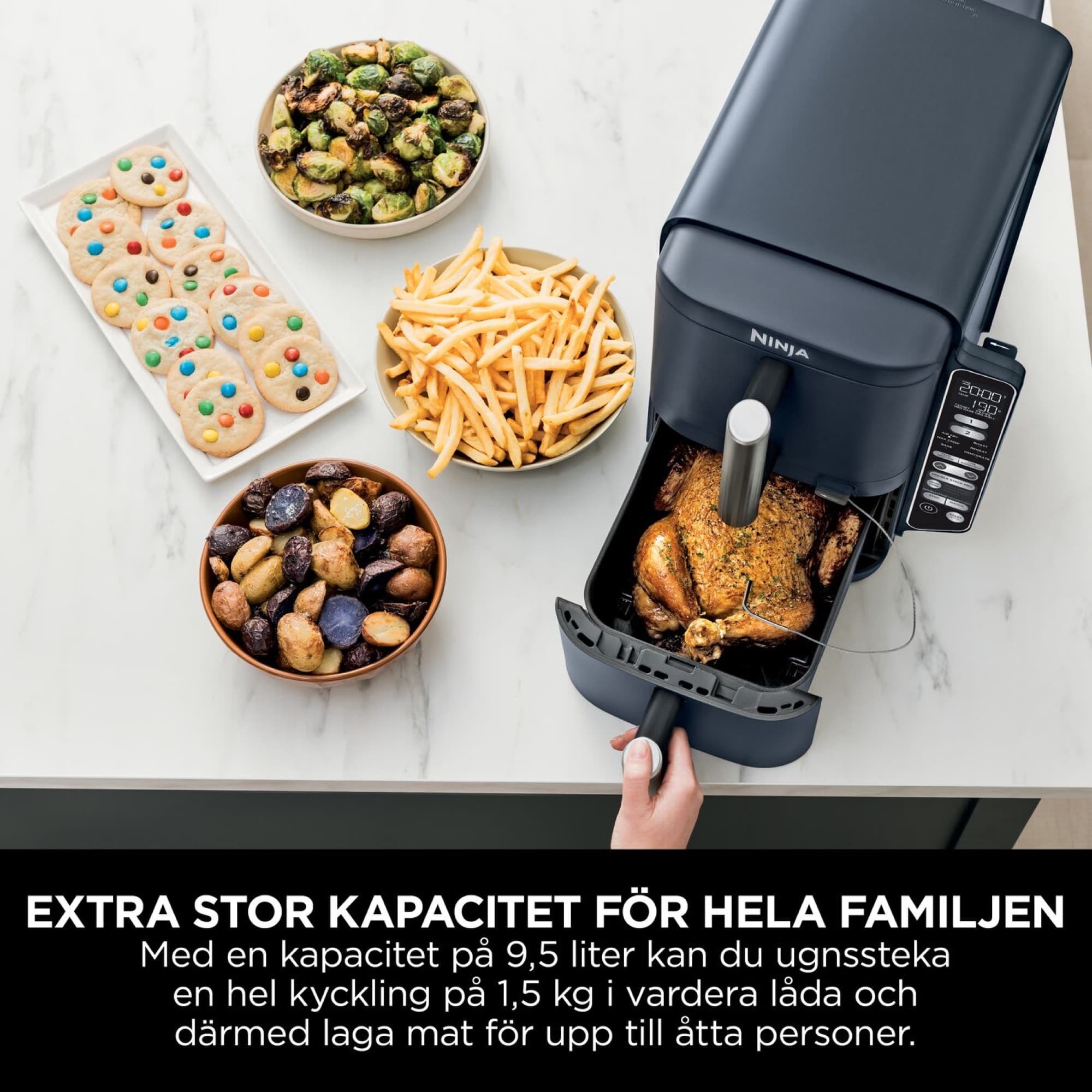 Kyckling i den nedre lådan, pommes och kakor bredvid