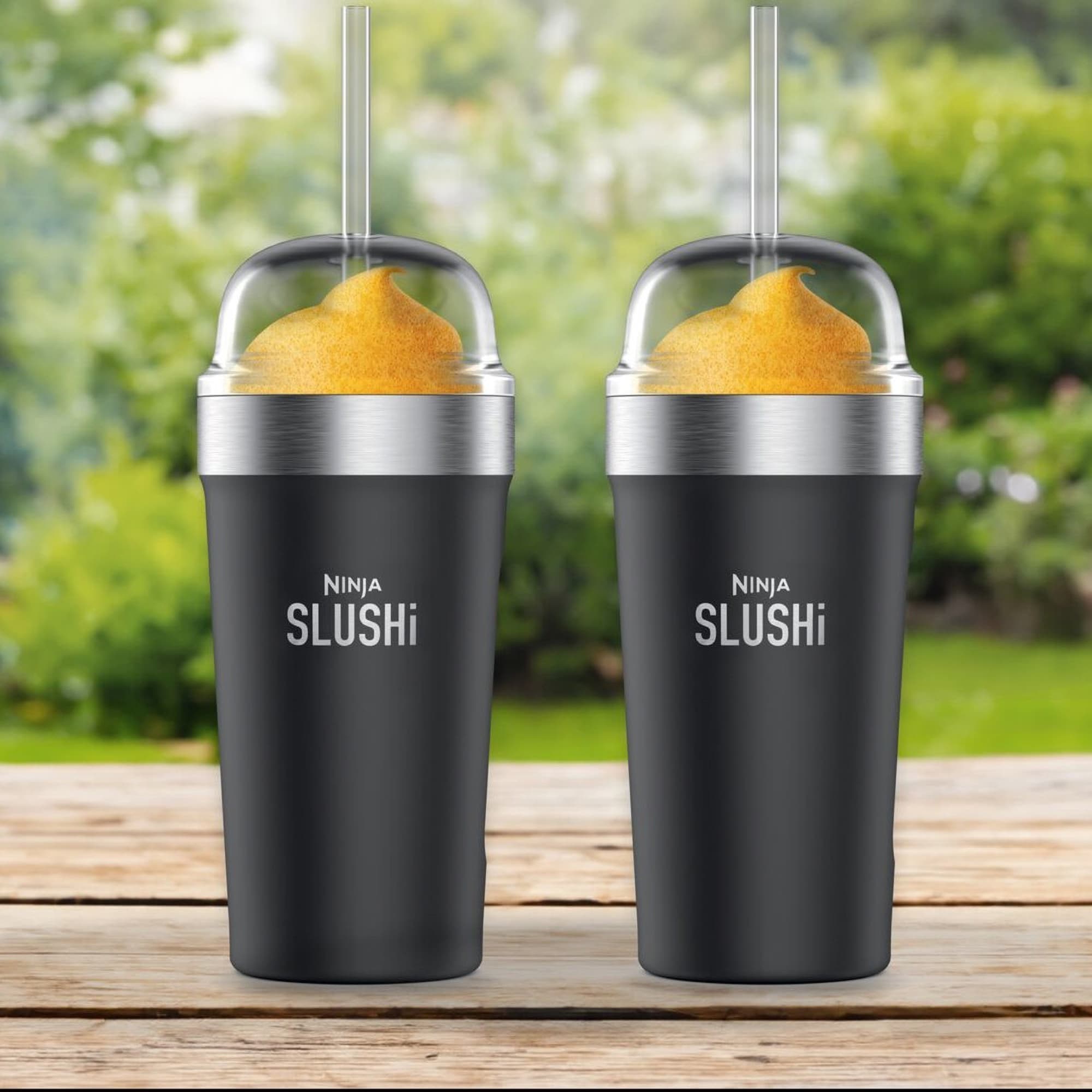 Två muggar med slush på ett trädgårdsbord