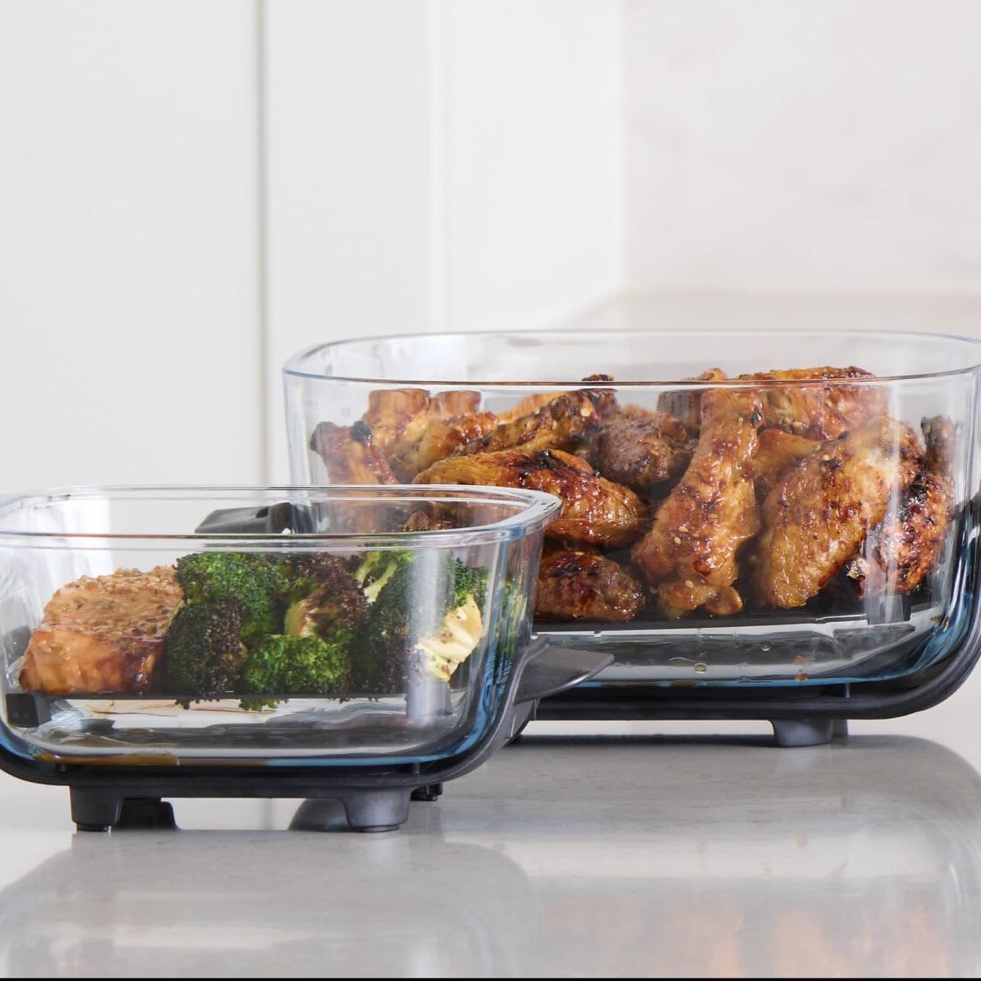 Crispi glass containers with chicken, salmon and broccoli