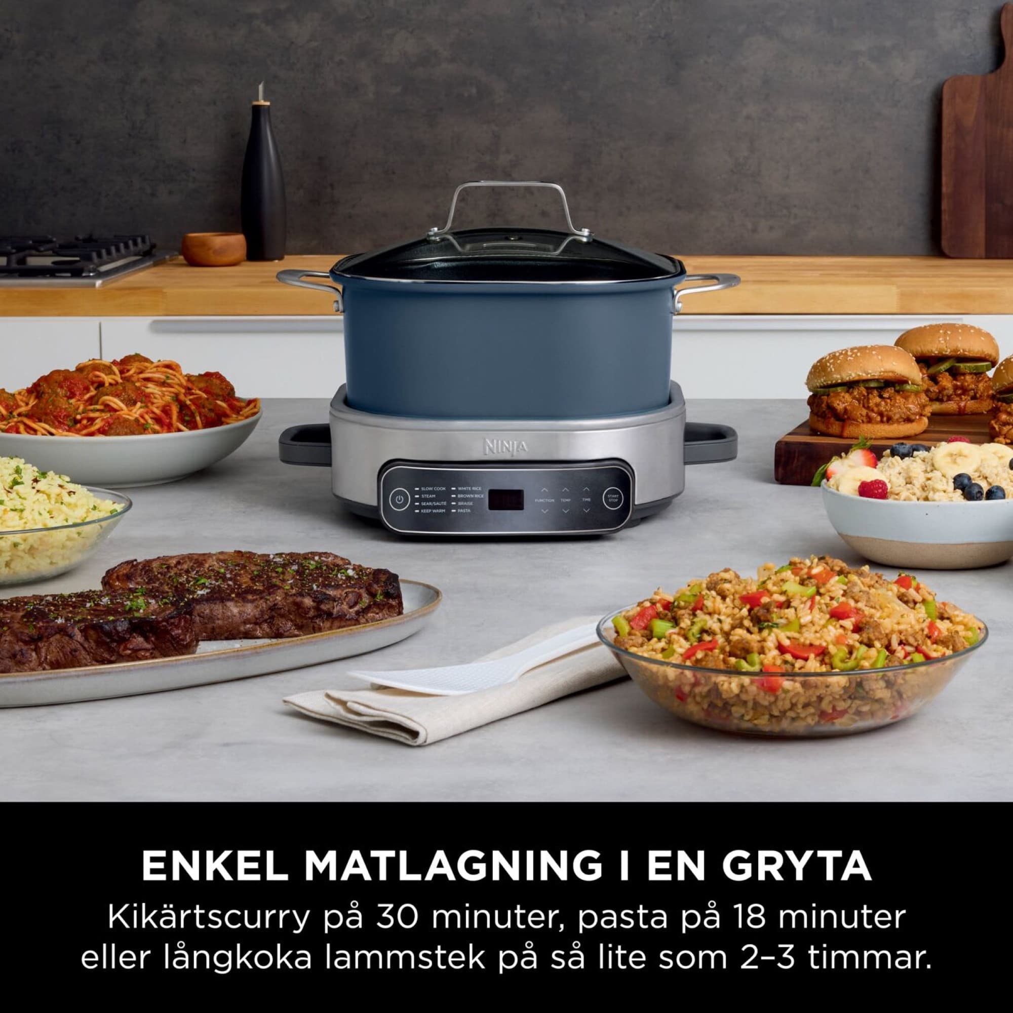 Grytan på bänken med pasta, ris och kött runt omkring