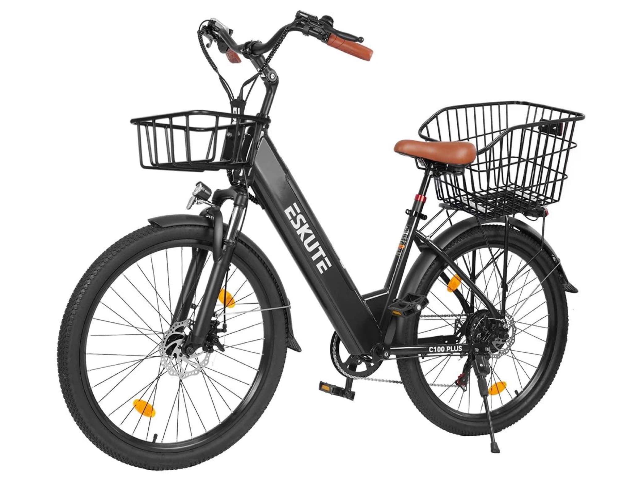 Korgarna monterade på en svart elcykel
