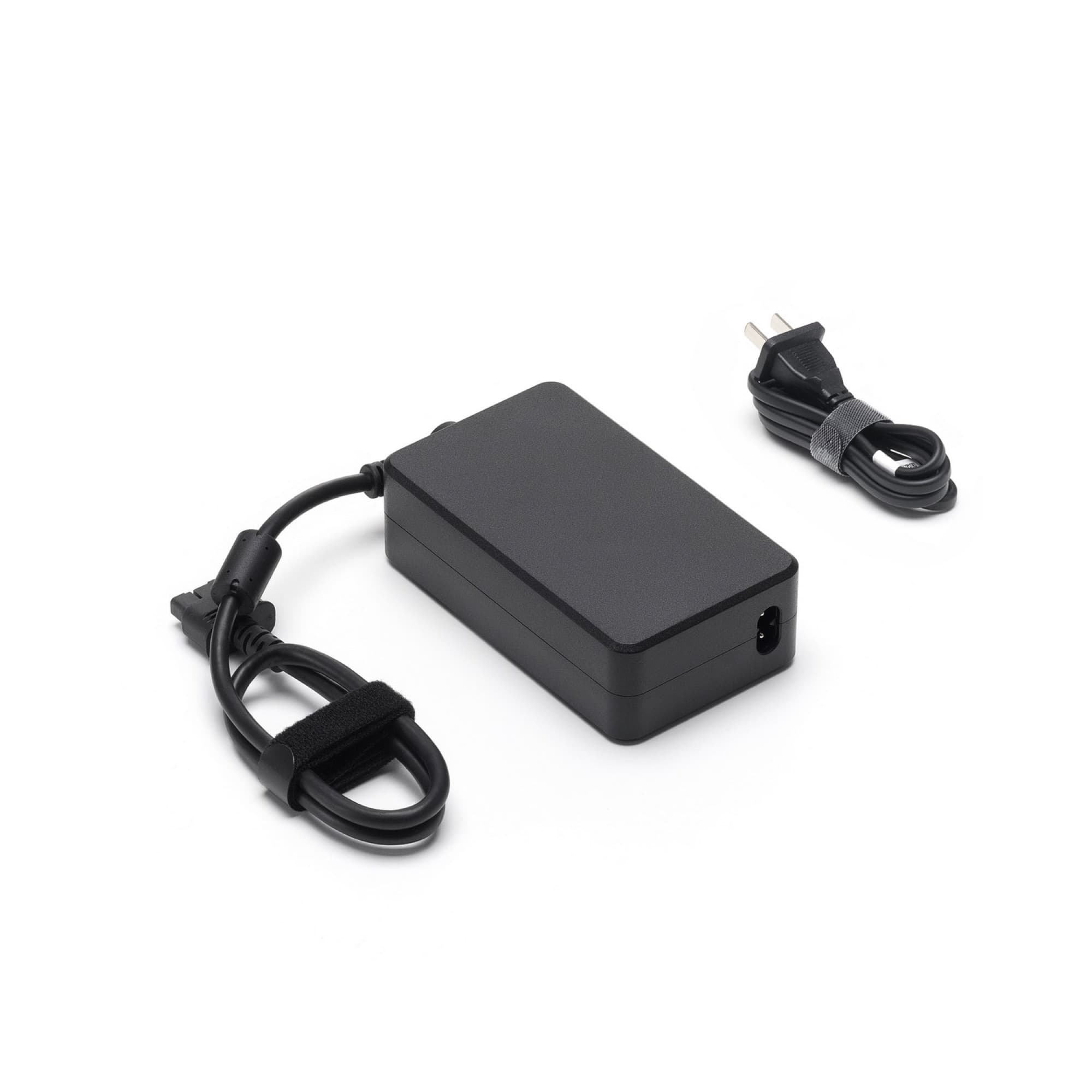 DJI 240W strömadapter snett från sidan