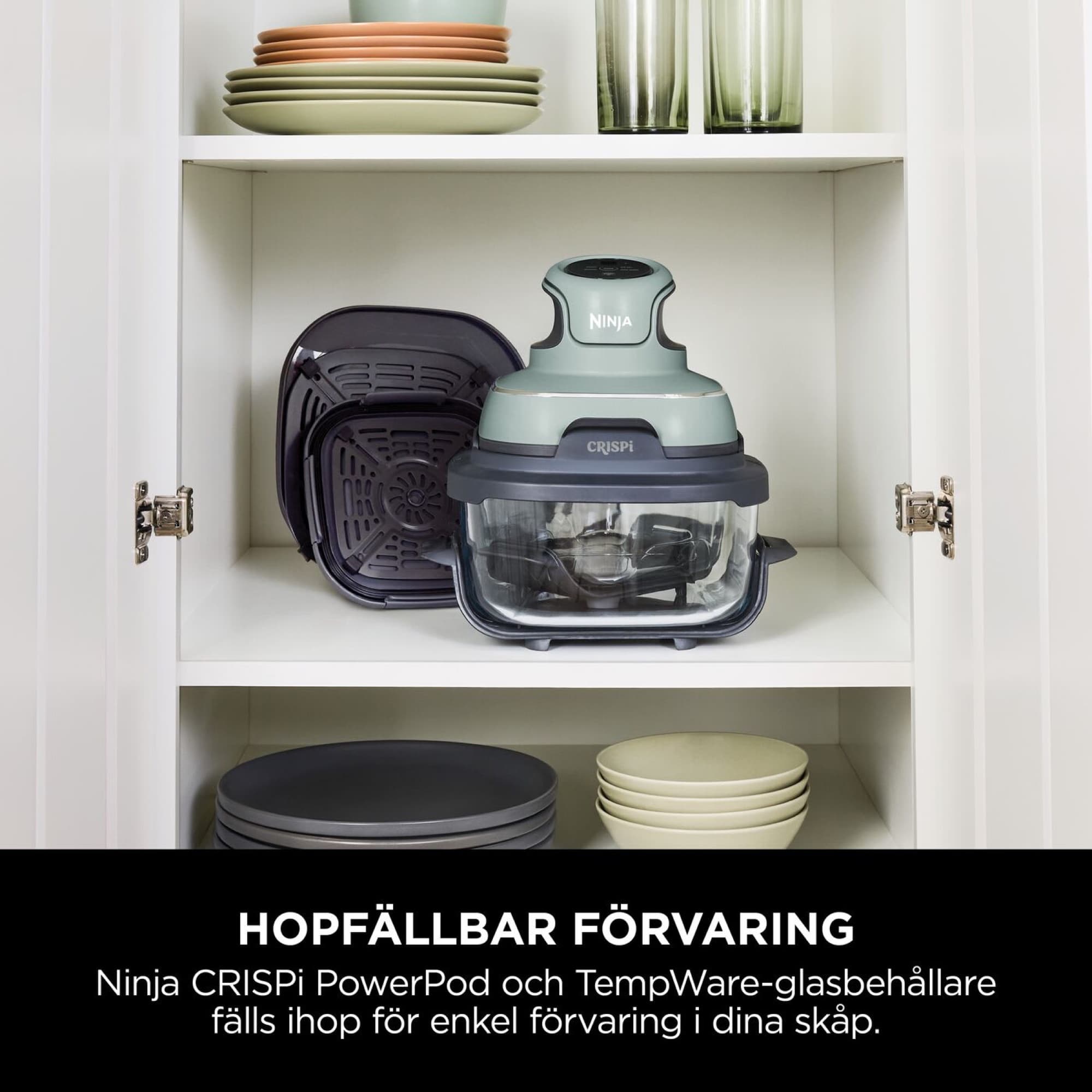 Kapsel och glasformar ihopfällda i ett köksskåp