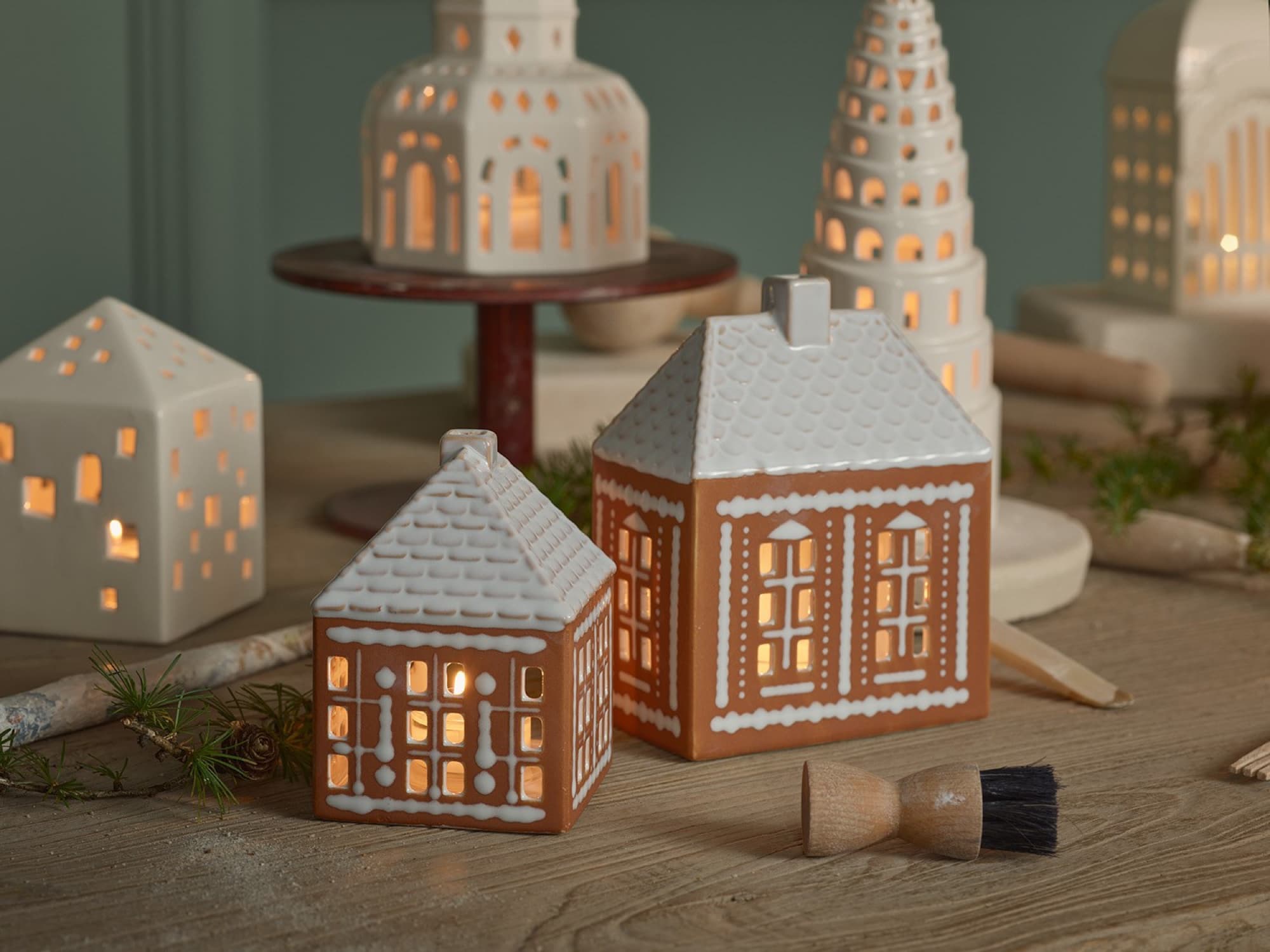 Gingerbread ljuslyktor i julmiljö