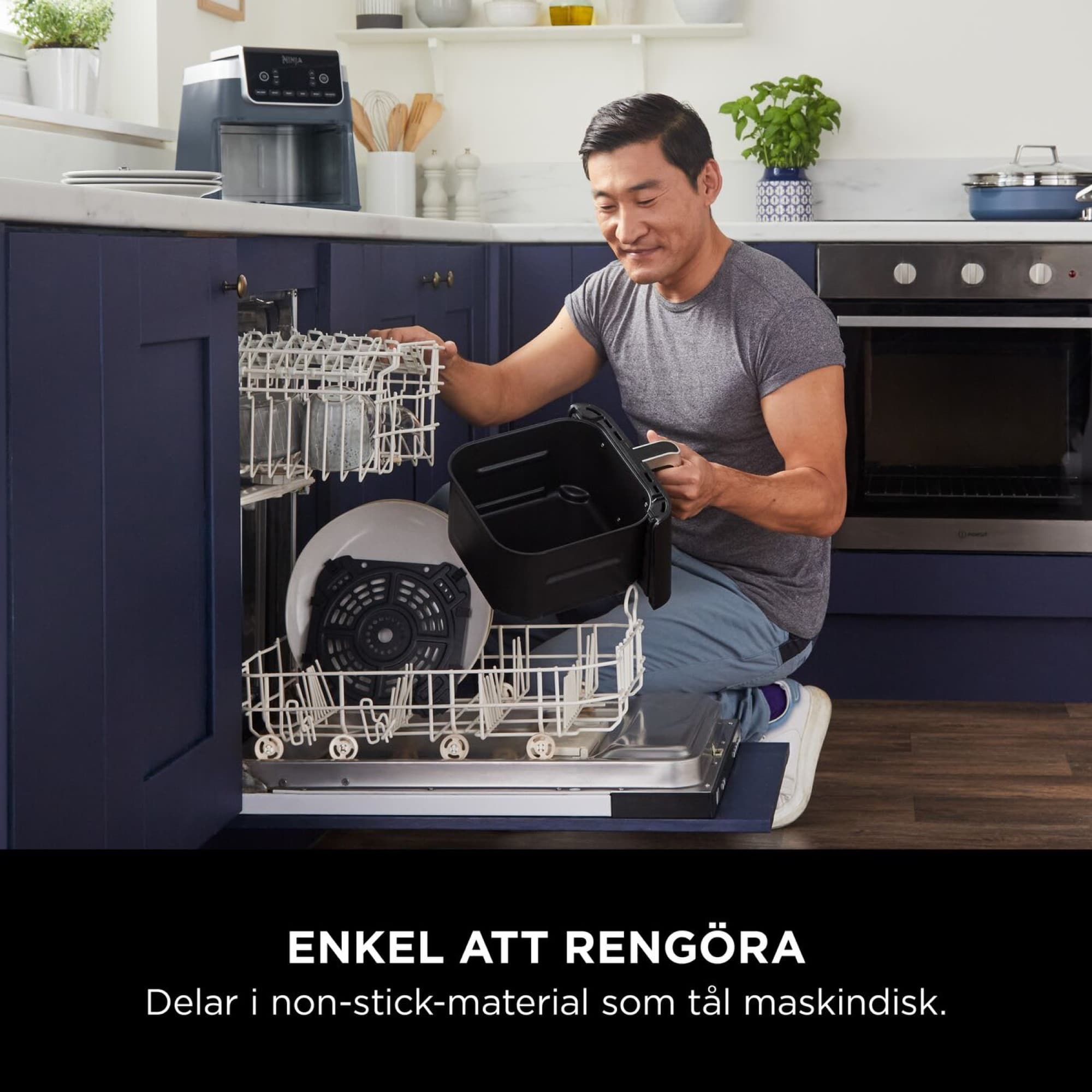 Man som ställer lådan i diskmaskinen