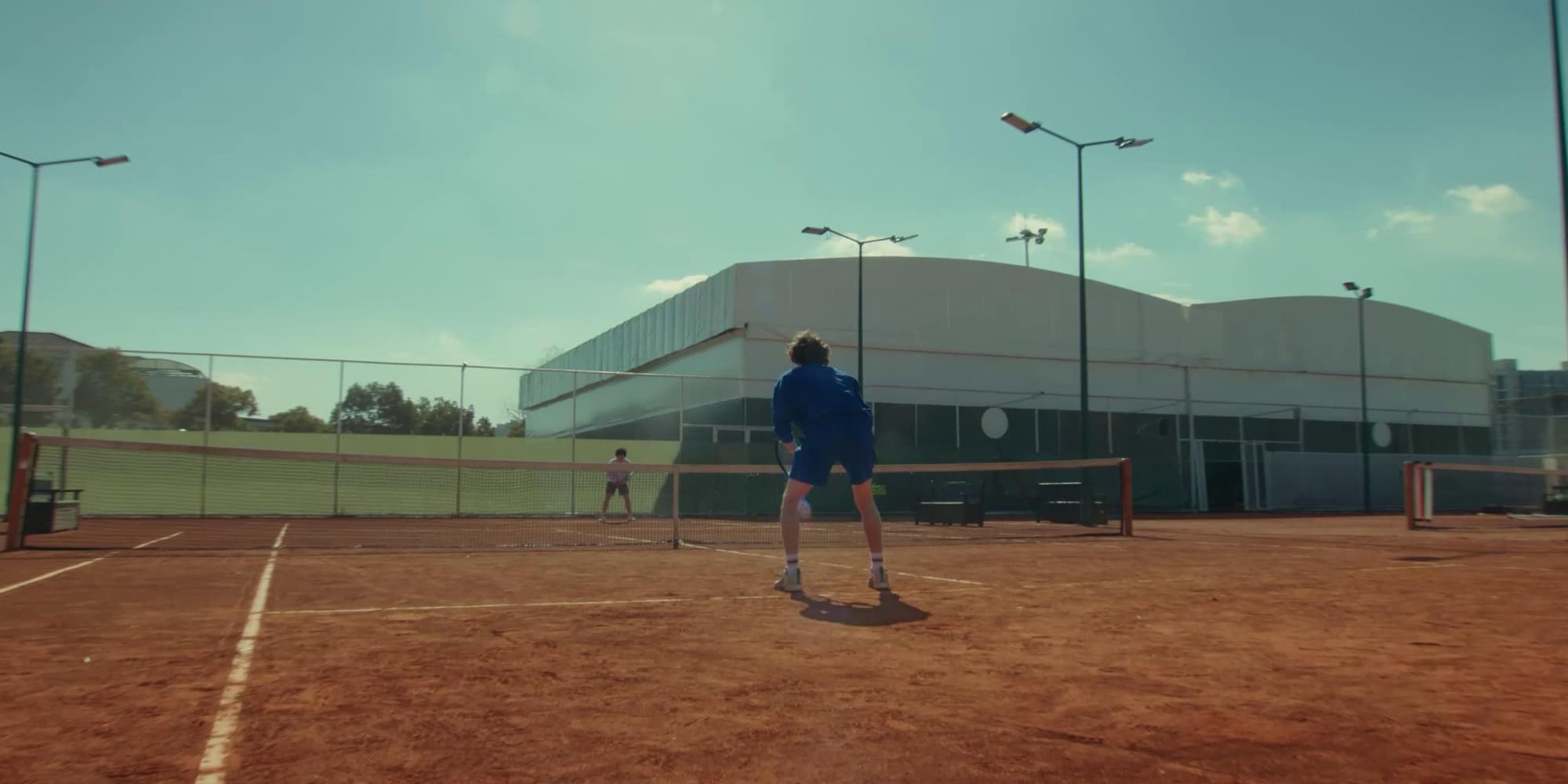 Tennisspelare på en grusbana