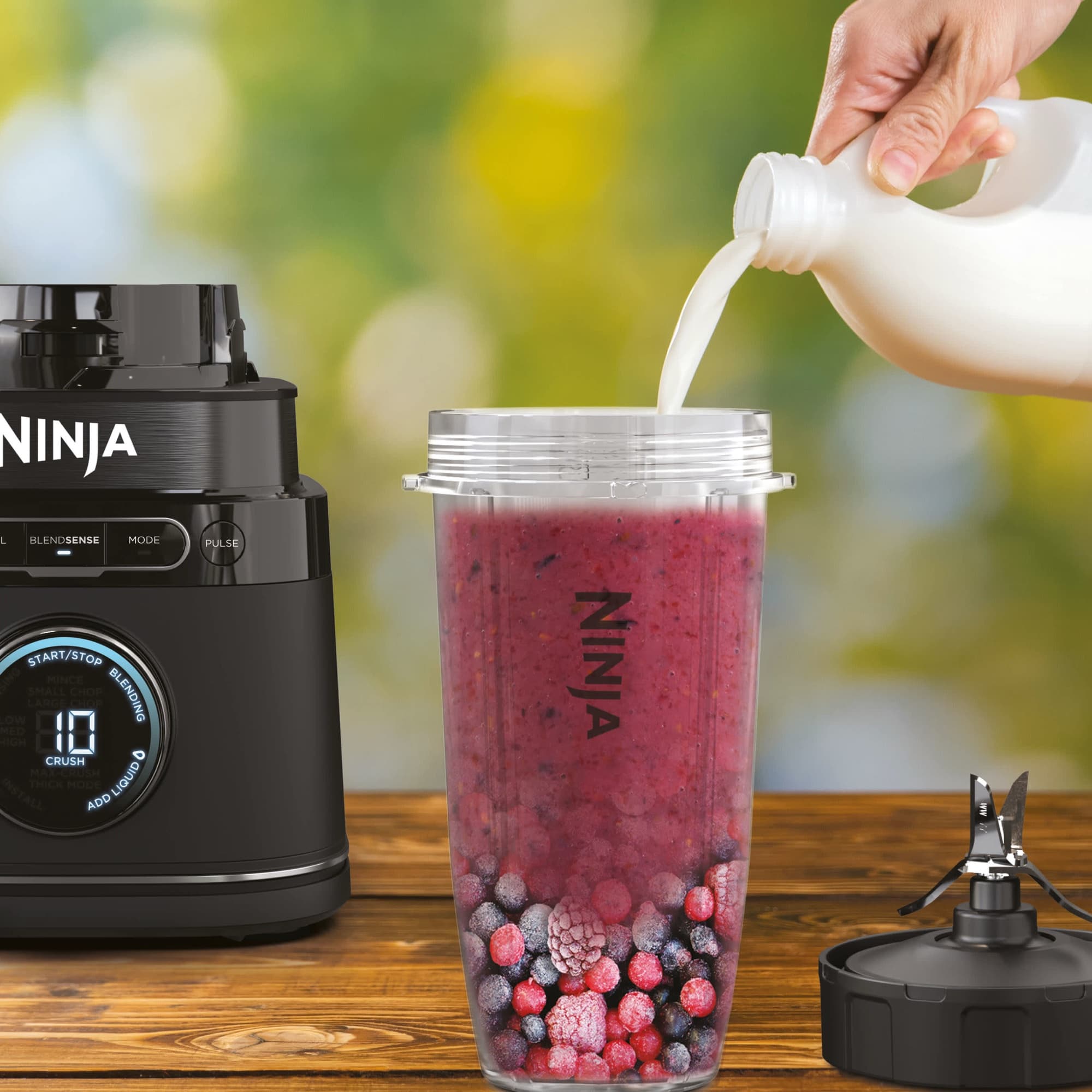 Bärsmoothie i portionsbägare bredvid motorn