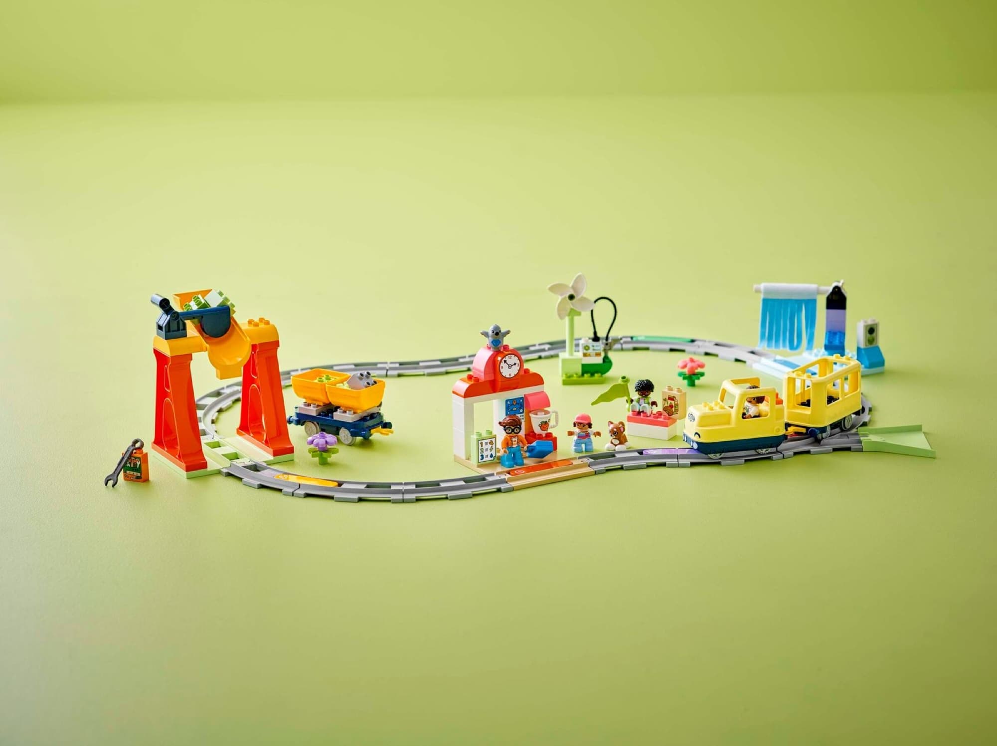 Stort interaktivt pendeltåg i Duplo när det byggs och används