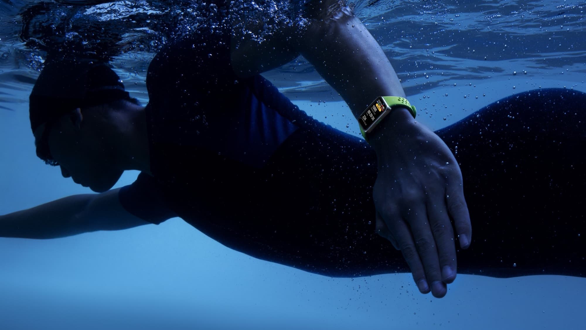 Simmare med HUAWEI Band 10 på handleden