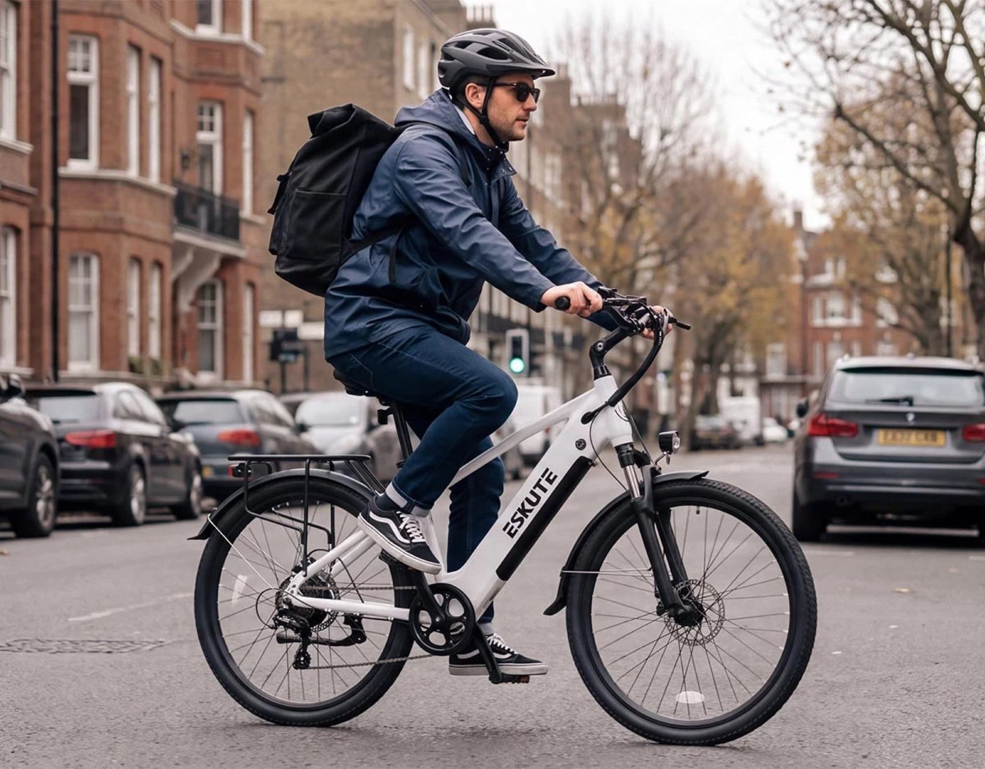 Cyklist på Eskute C202 med hög ram i staden