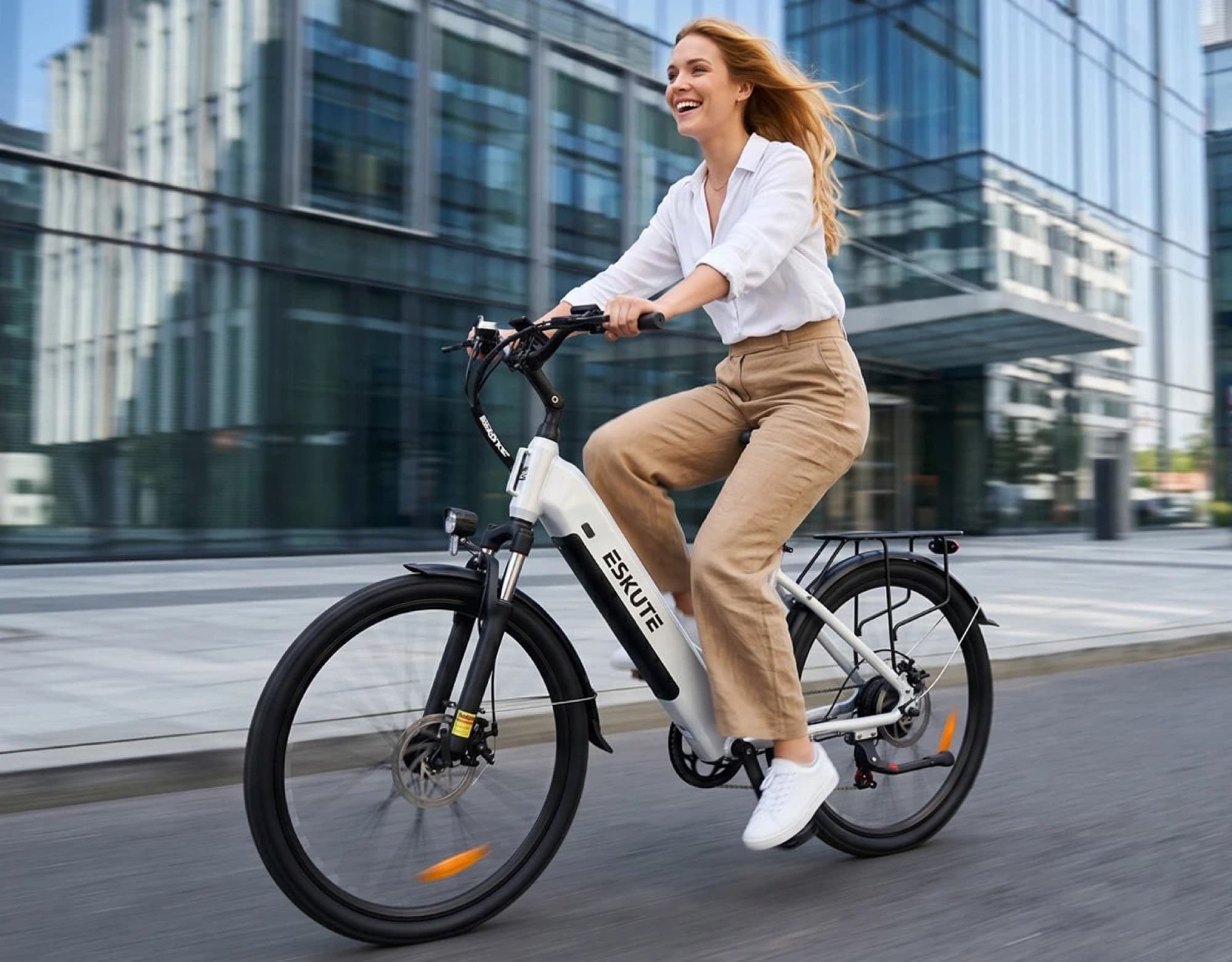 Kvinna cyklar på Eskute C202 i staden