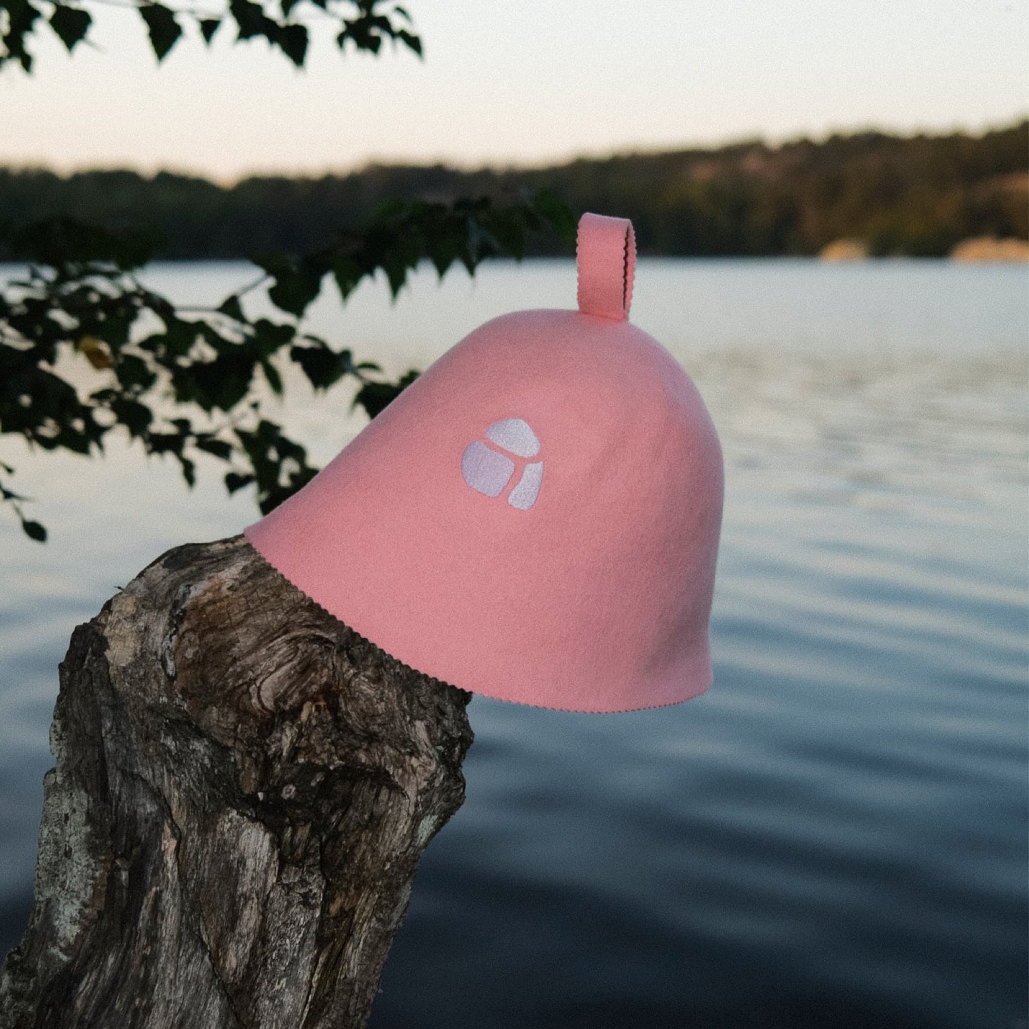 Rosa bastumössa vid en sjö